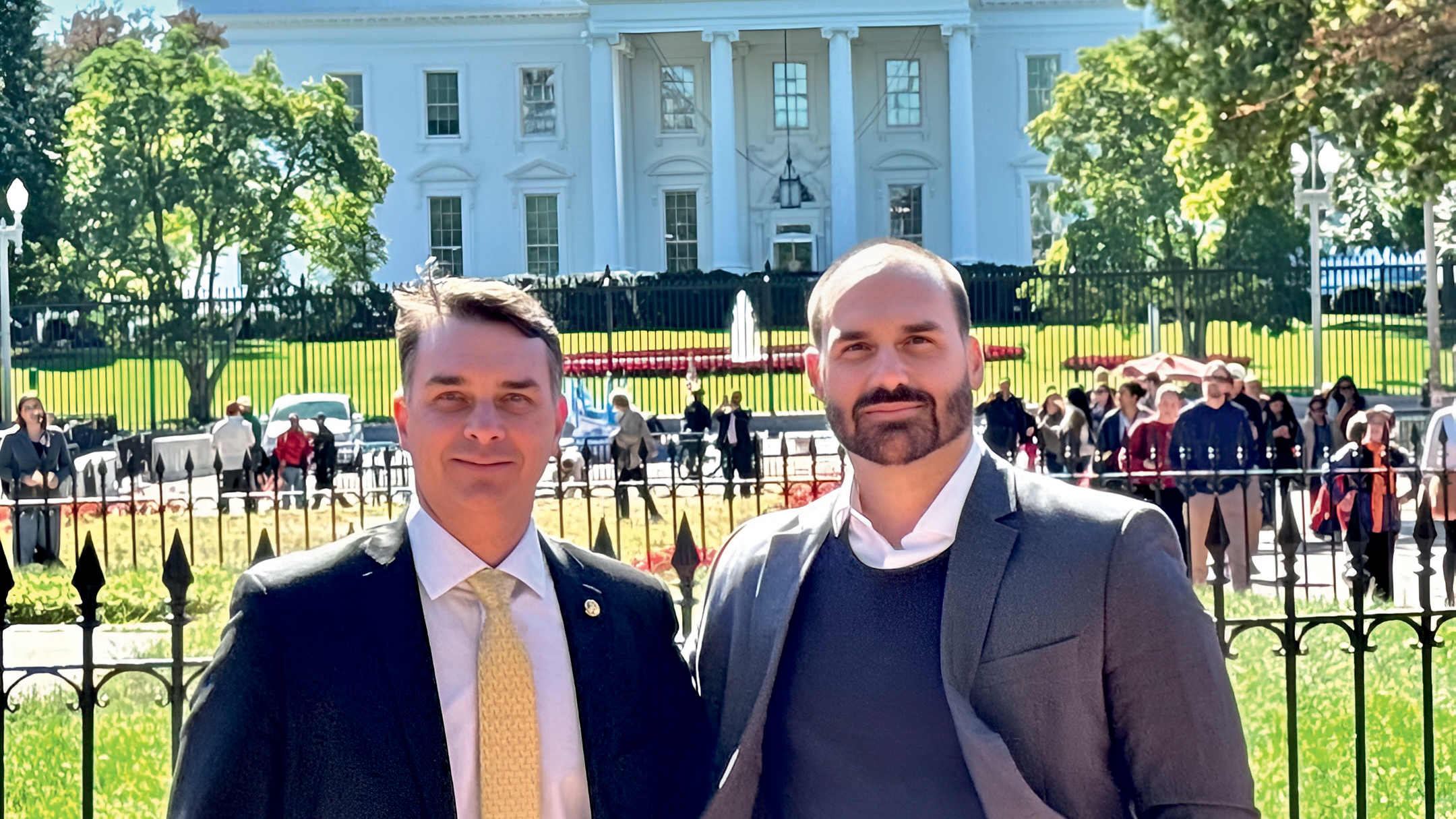 A viagem de Flávio e Eduardo Bolsonaro a El Salvador para encontro com Bukele
