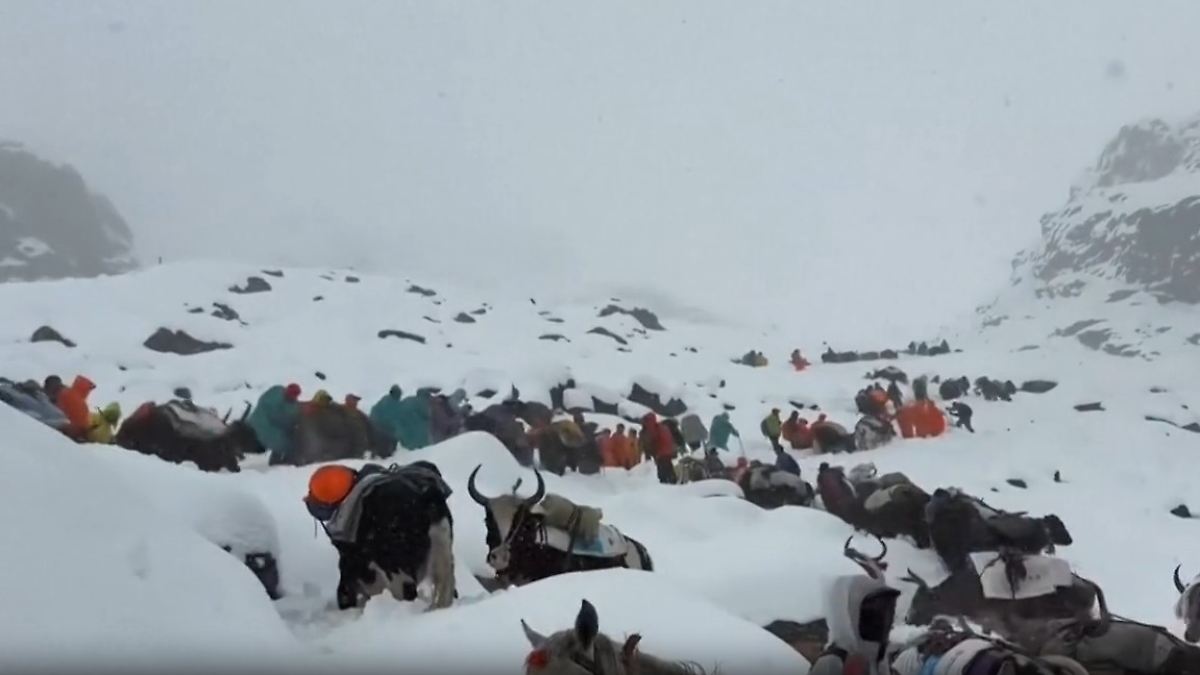 A corrida para resgatar mais de 200 pessoas presas no Monte Everest após nevasca extrema