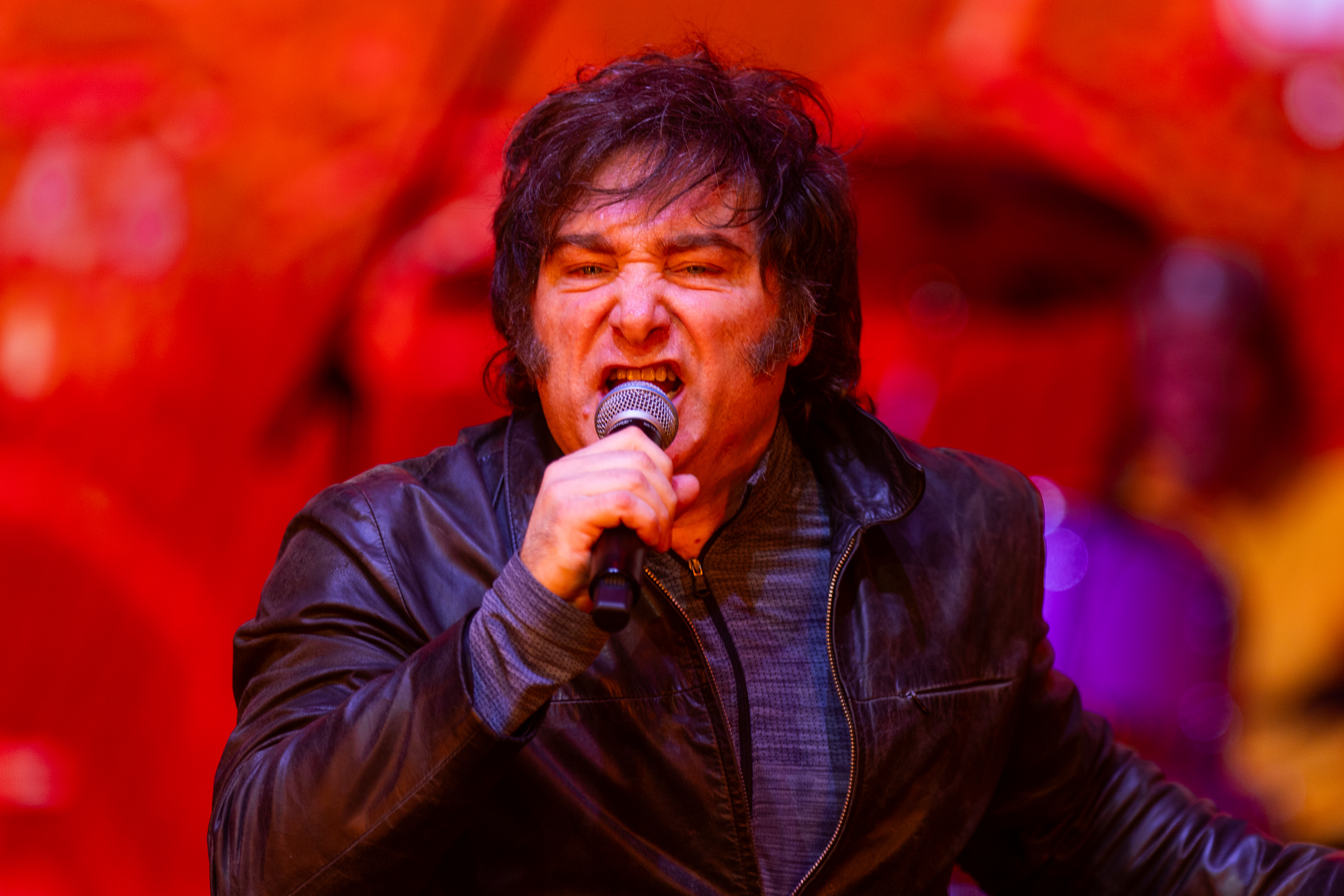 VÍDEO: Milei solta a voz e transforma lançamento de livro em show de rock