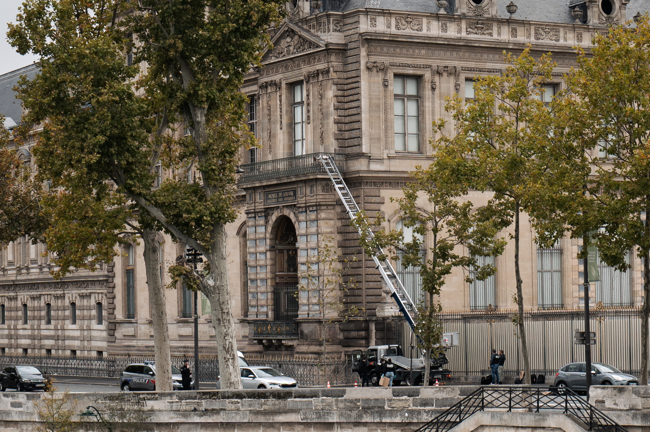 Louvre Museum In Paris Closed After Robbery