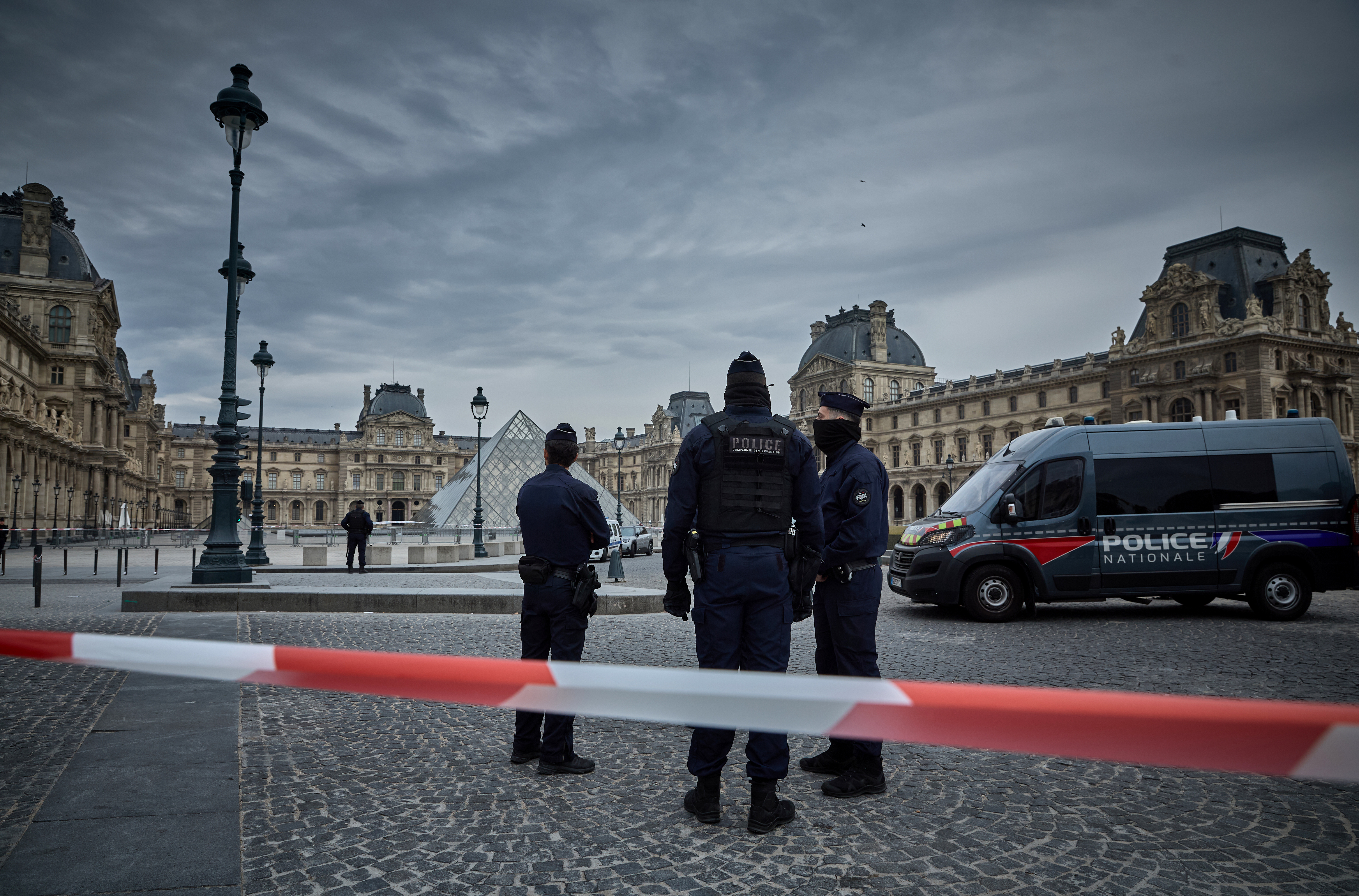 Polícia da França prende mais quatro suspeitos de envolvimento no roubo do Louvre