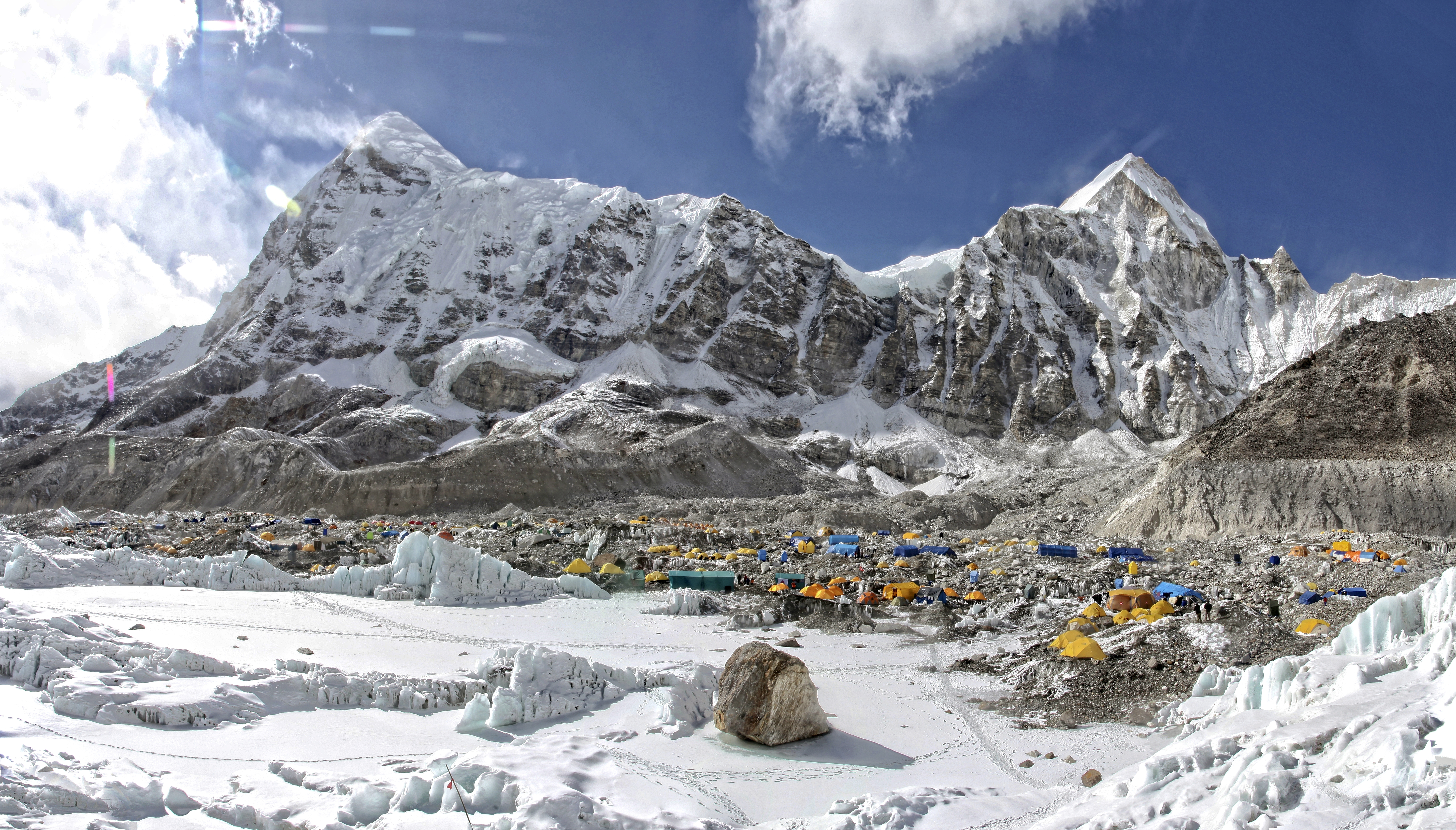 Operação de resgate no Everest: quase mil pessoas ficam presas após tempestade de neve