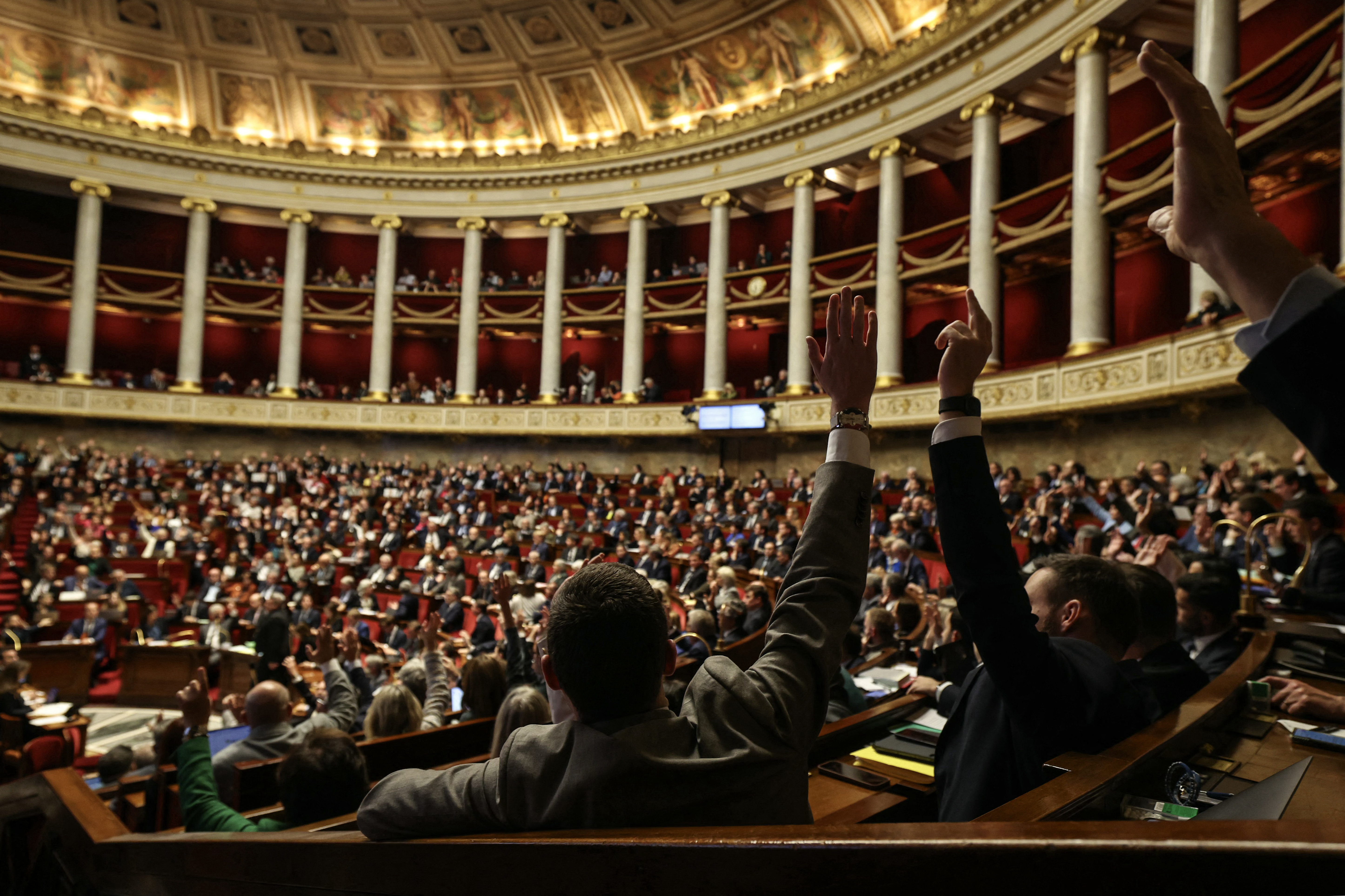 Parlamento francês aprova congelamento da reforma da previdência