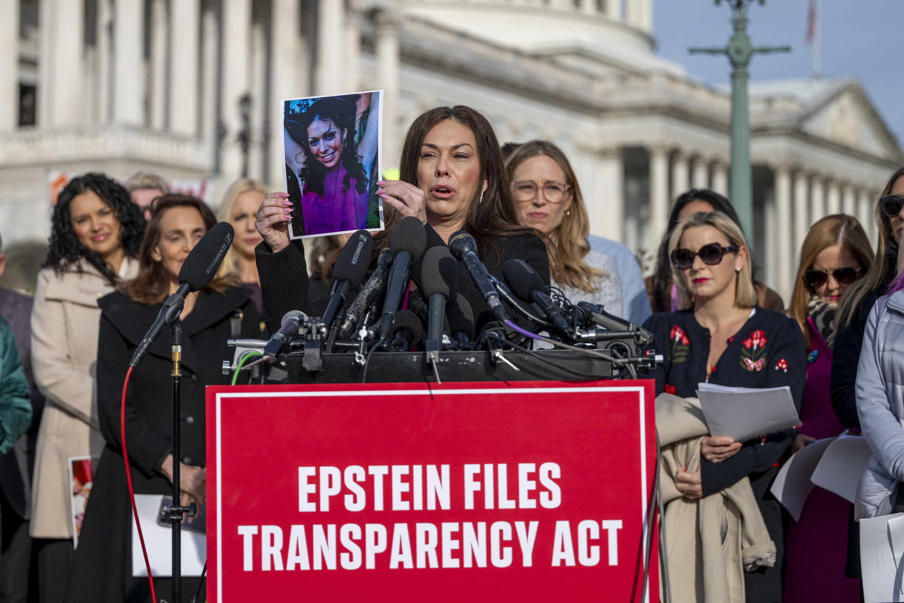 Antes de votação na Câmara, vítimas de Epstein criticam Trump: ‘Sou traumatizada, não estúpida’