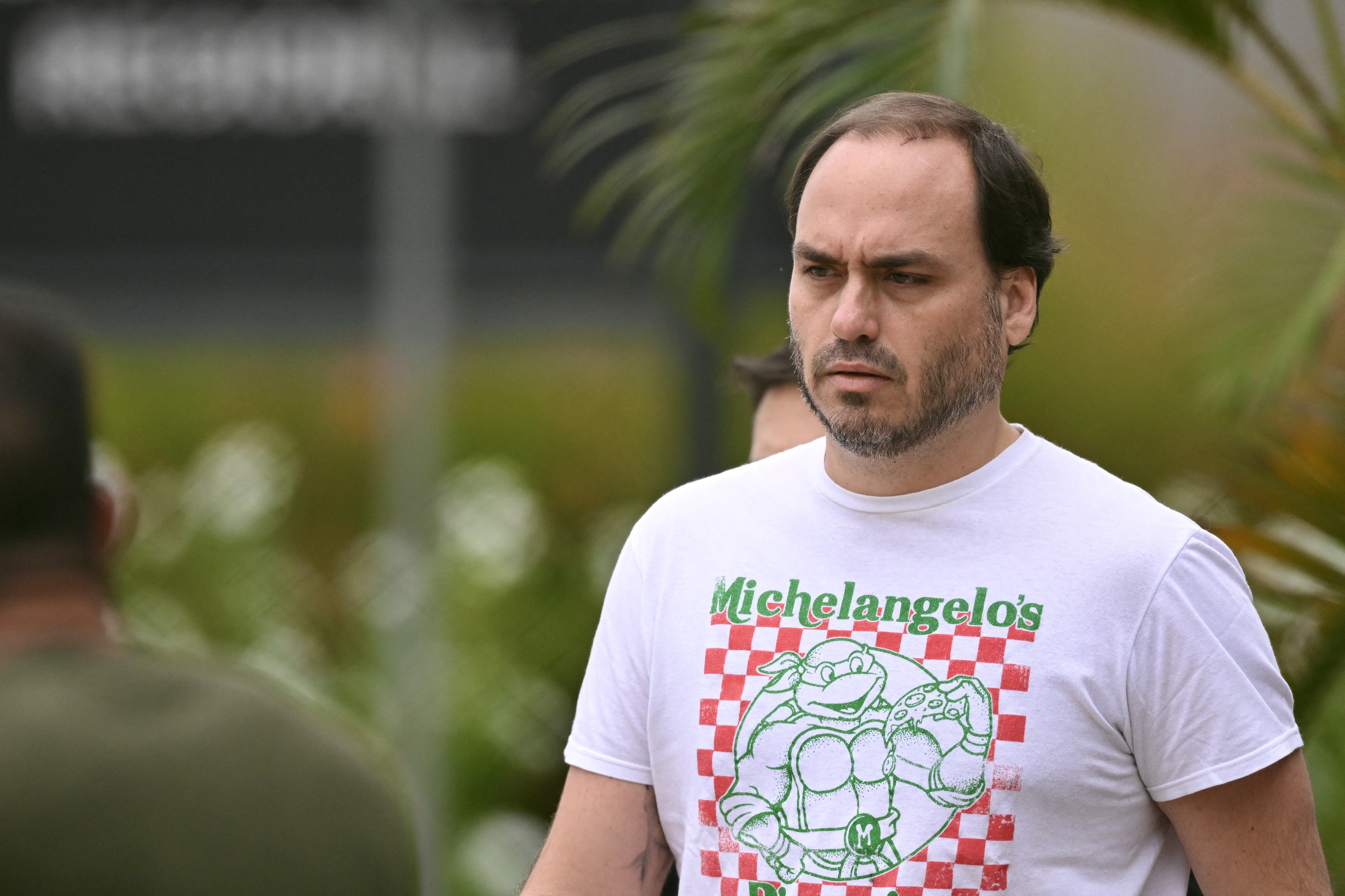 Saúde de Bolsonaro pode ter ‘ponto de não retorno’, diz Carlos ao sair da Papuda