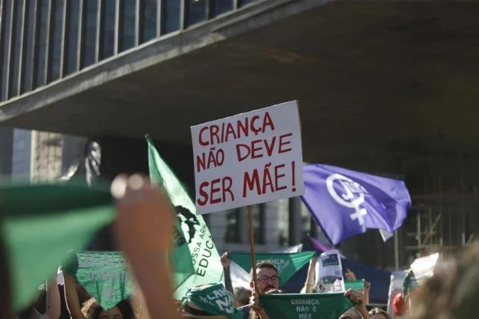 Projeto que dificulta aborto legal por estupro avança no Congresso