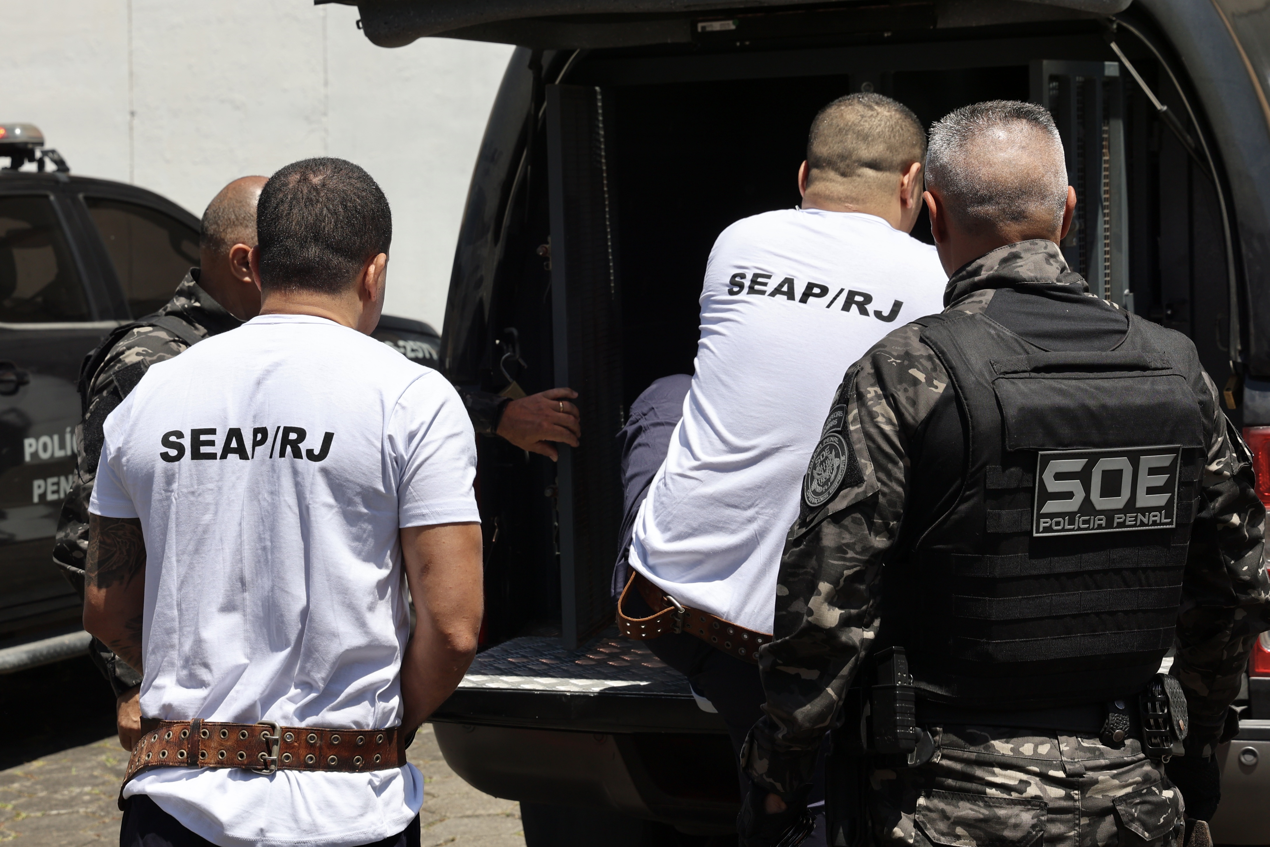 O objetivo do governo Castro com a transferência de sete chefões do Comando Vermelho