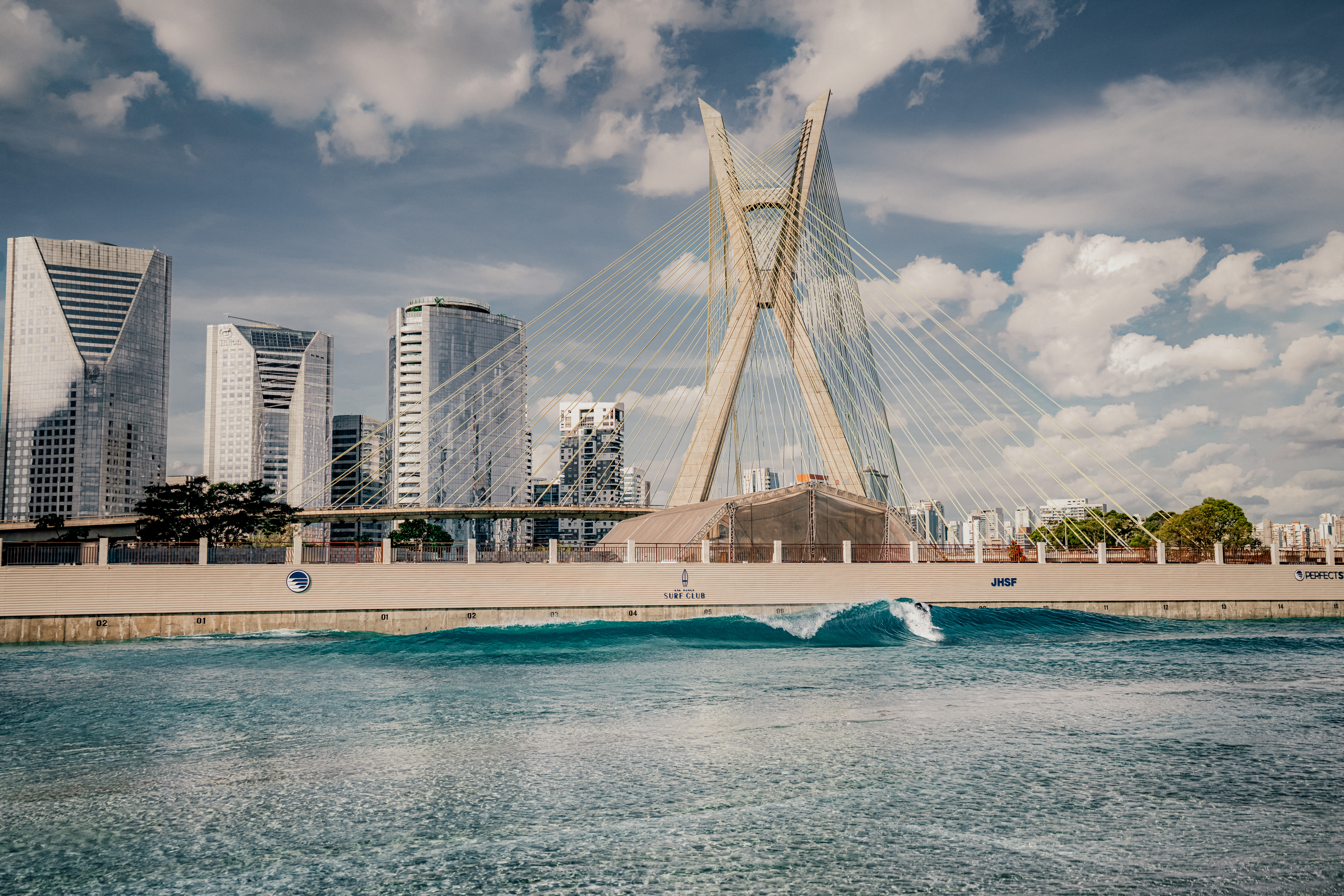 São Paulo ganha a primeira praia de ondas