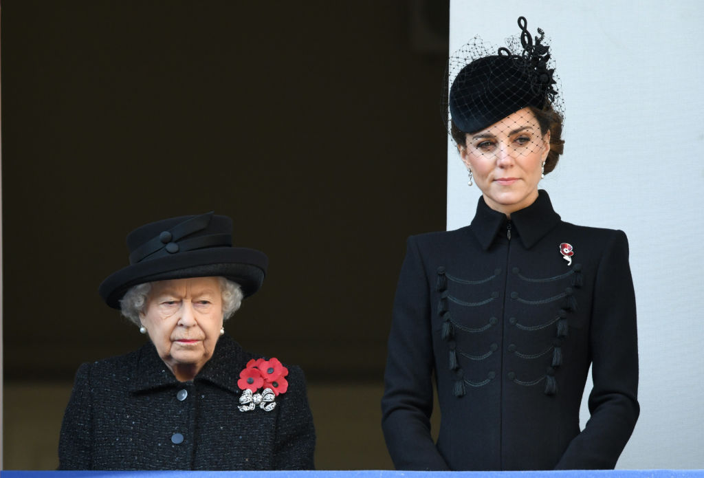 Com a Rainha Elizabeth II no Dia da Mem&oacute;ria em 2019: mesmo look de inspira&ccedil;&atilde;o militar, mas com acess&oacute;rios diferentes