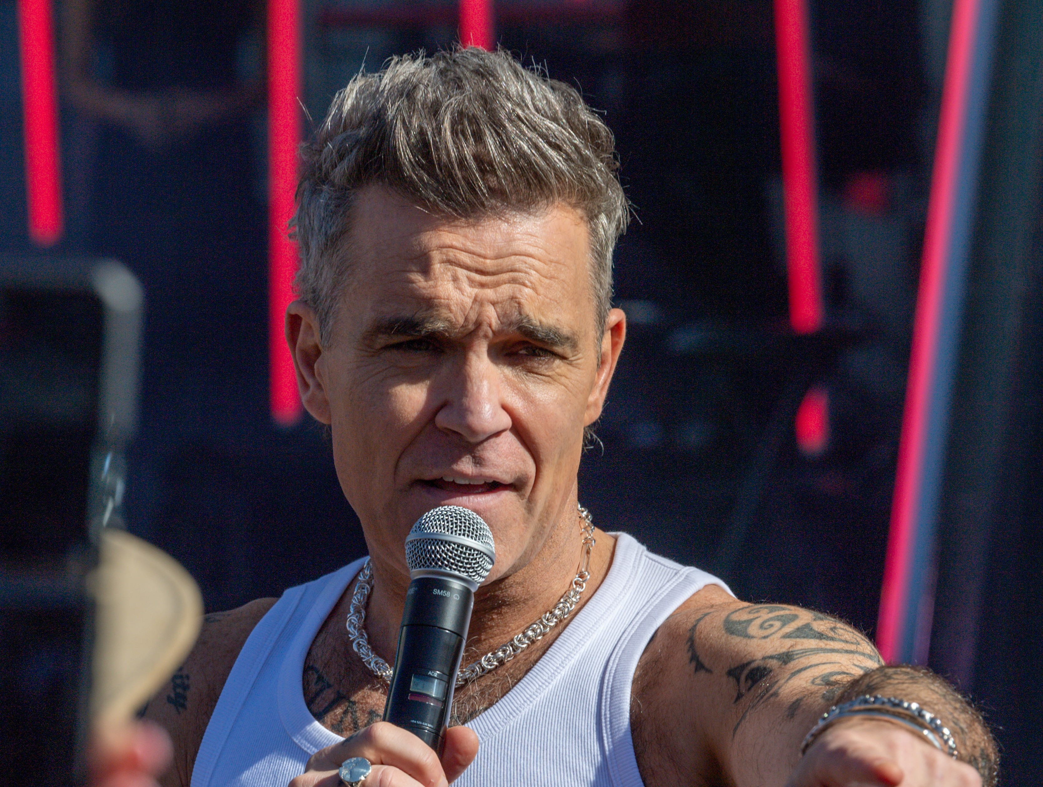Robbie Williams retorna ao Brasil após 20 anos para show único em São Paulo