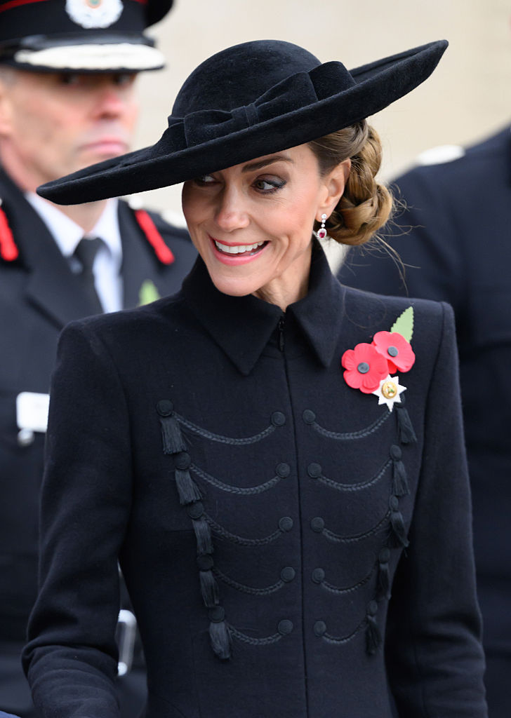 Kate Middleton veste Catherine Walker no Dia da Mem&oacute;ria em 2025