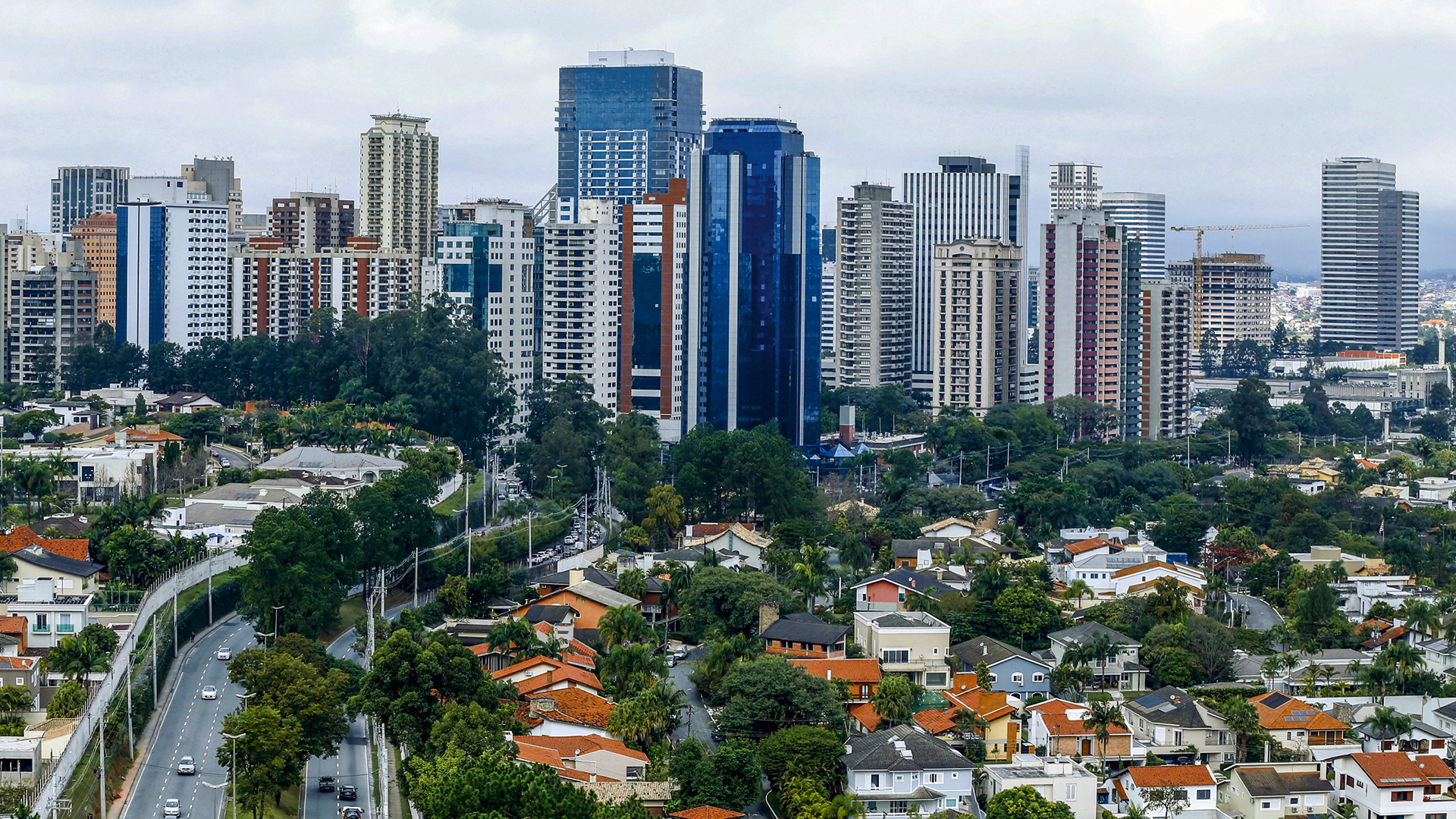 Profusão de prédios: o dinamismo econômico atrai empresas de diversos setores