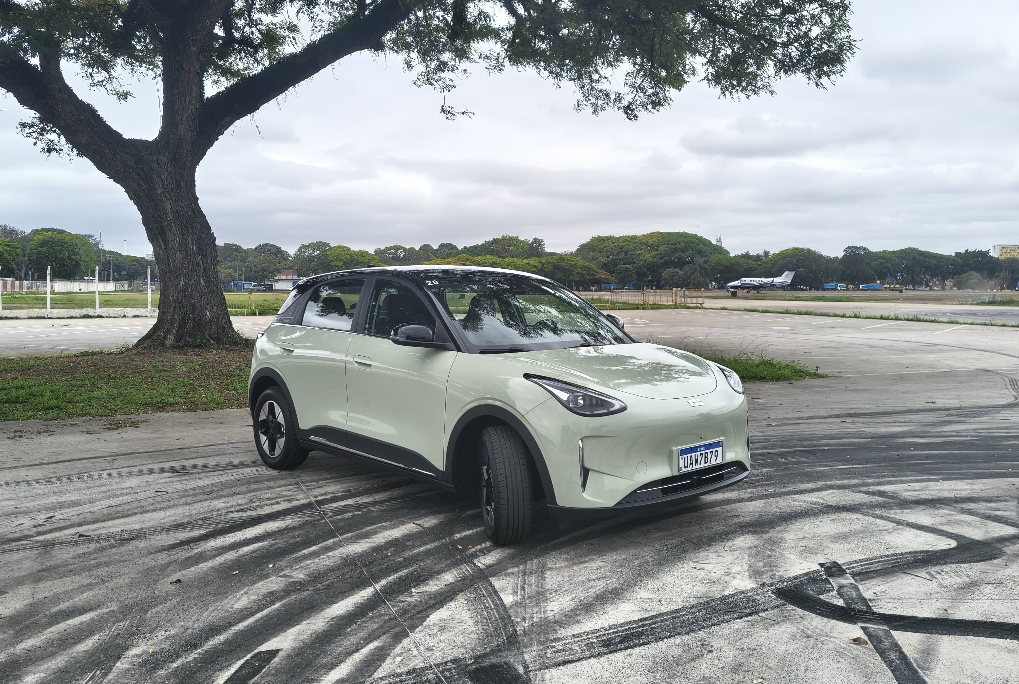 Geely EX2, que chega para brigar com BYD no segmento dos elétricos compactos