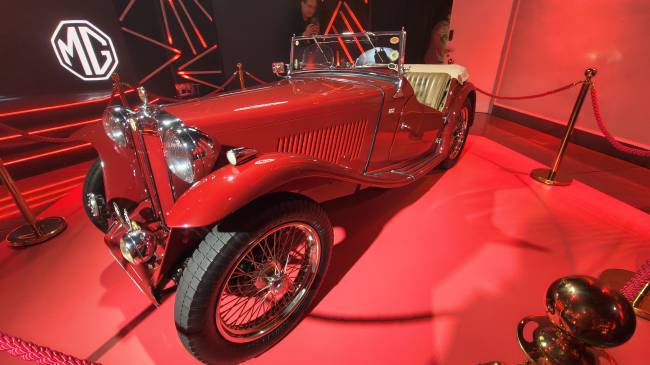 MG T-Type, roadster produzido pela MG entre 1936 e 1955. Exibido no lançamento, reforça conexão com o legado britânico