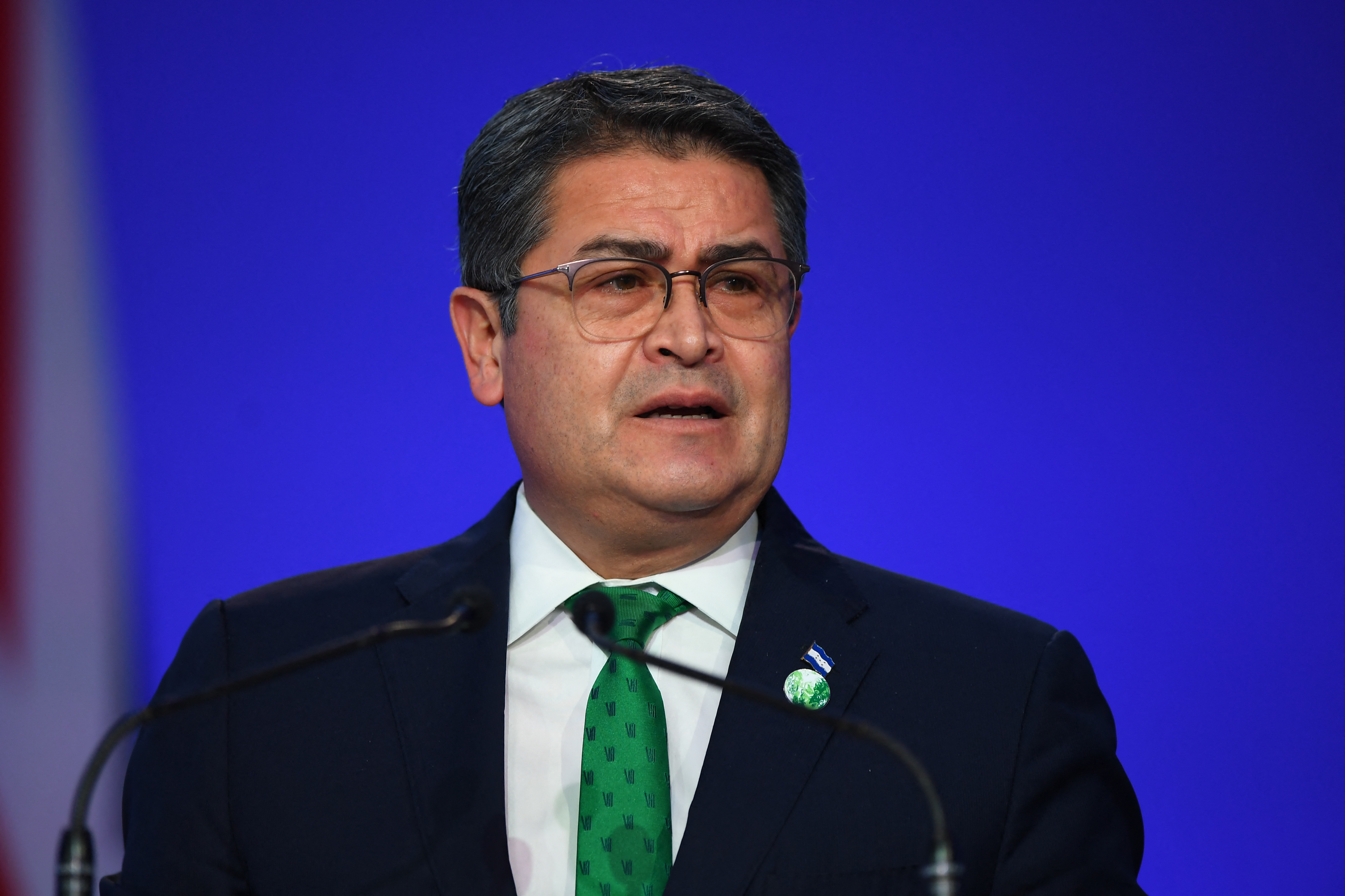 Após indulto de Trump, ex-presidente de Honduras é libertado de prisão nos EUA