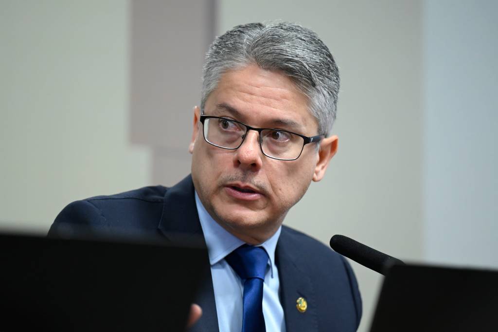 Brasil está próximo de ter ministro de tribunal superior preso, diz senador