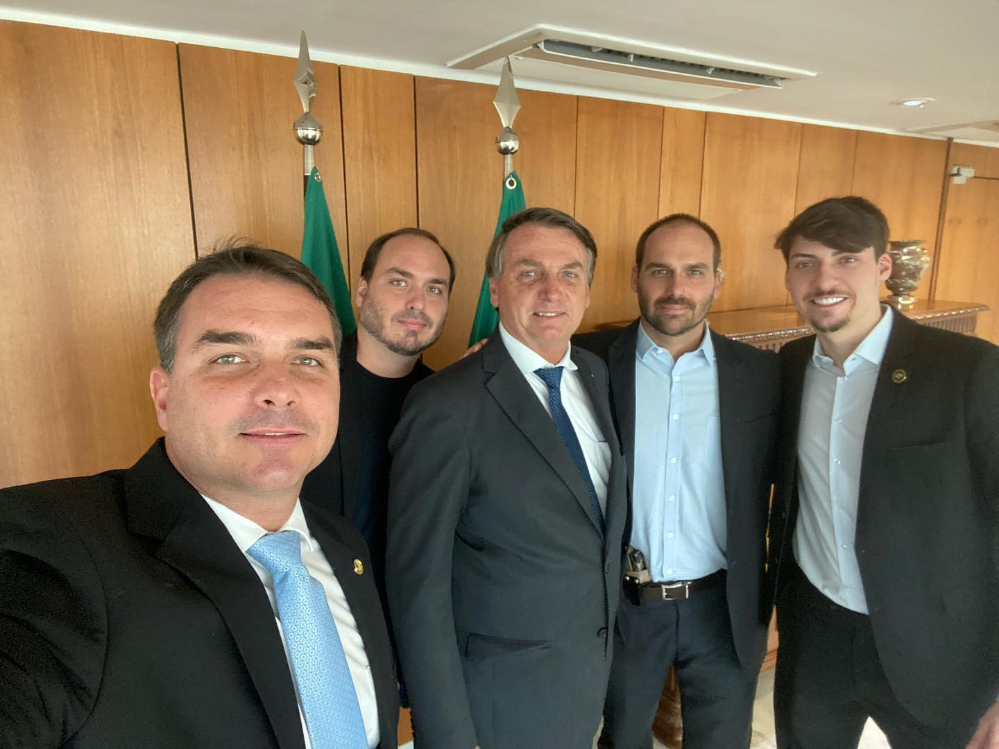 Moraes toma decisão sobre pedido de Bolsonaro para receber filhos no Dia dos Pais