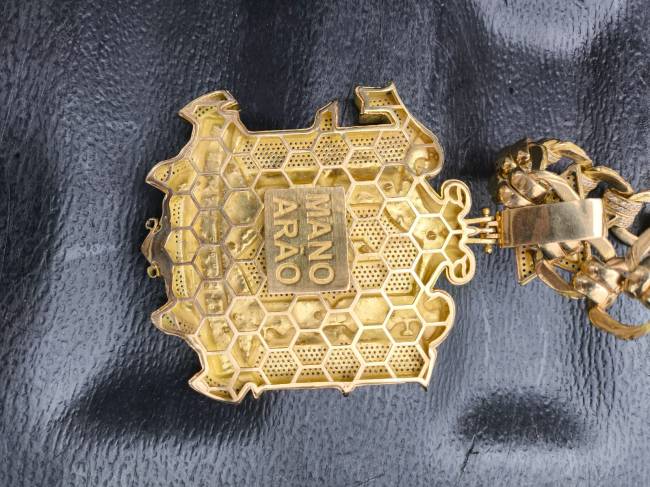 Jóias com referências ao traficante Peixão foram encontradas com seus familiares