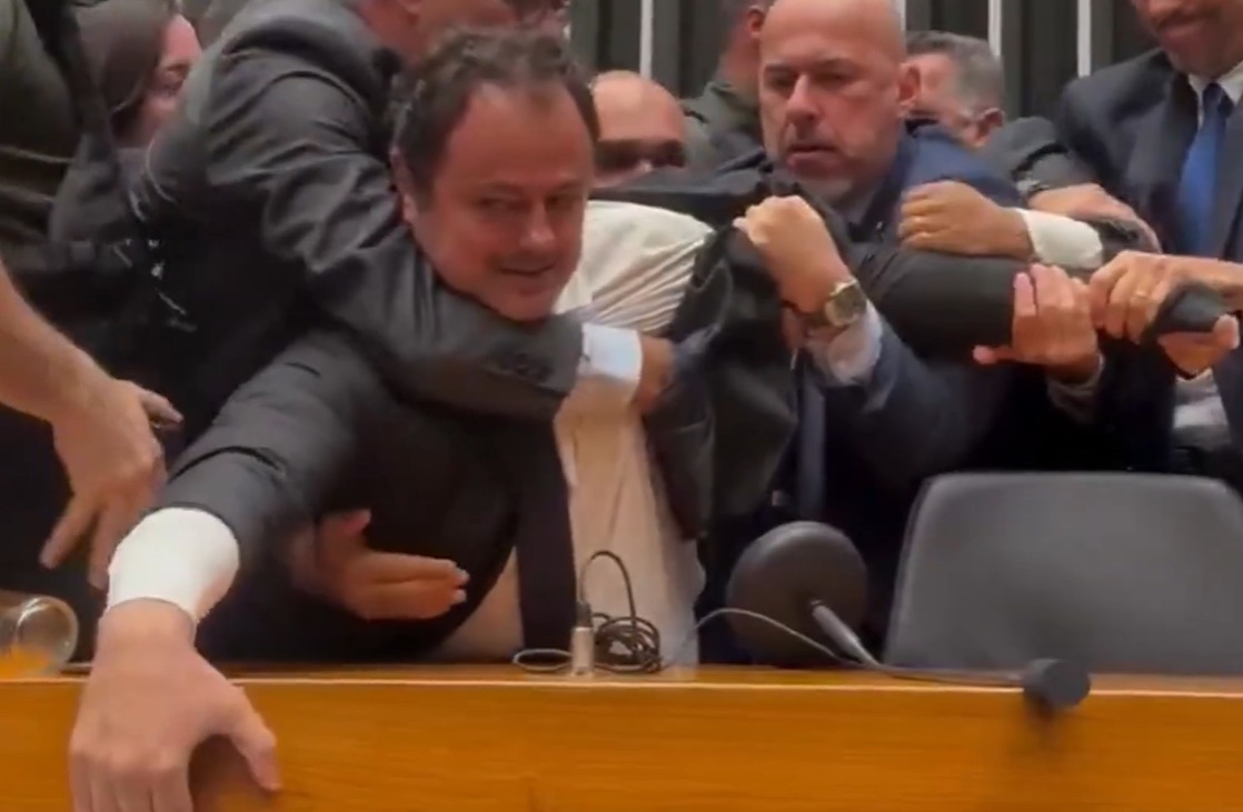 O deputado federal Glauber Braga (Psol-RJ) enquanto ocupava a cadeira da presidência da Câmara, nesta terça-feira (09/12/2025)