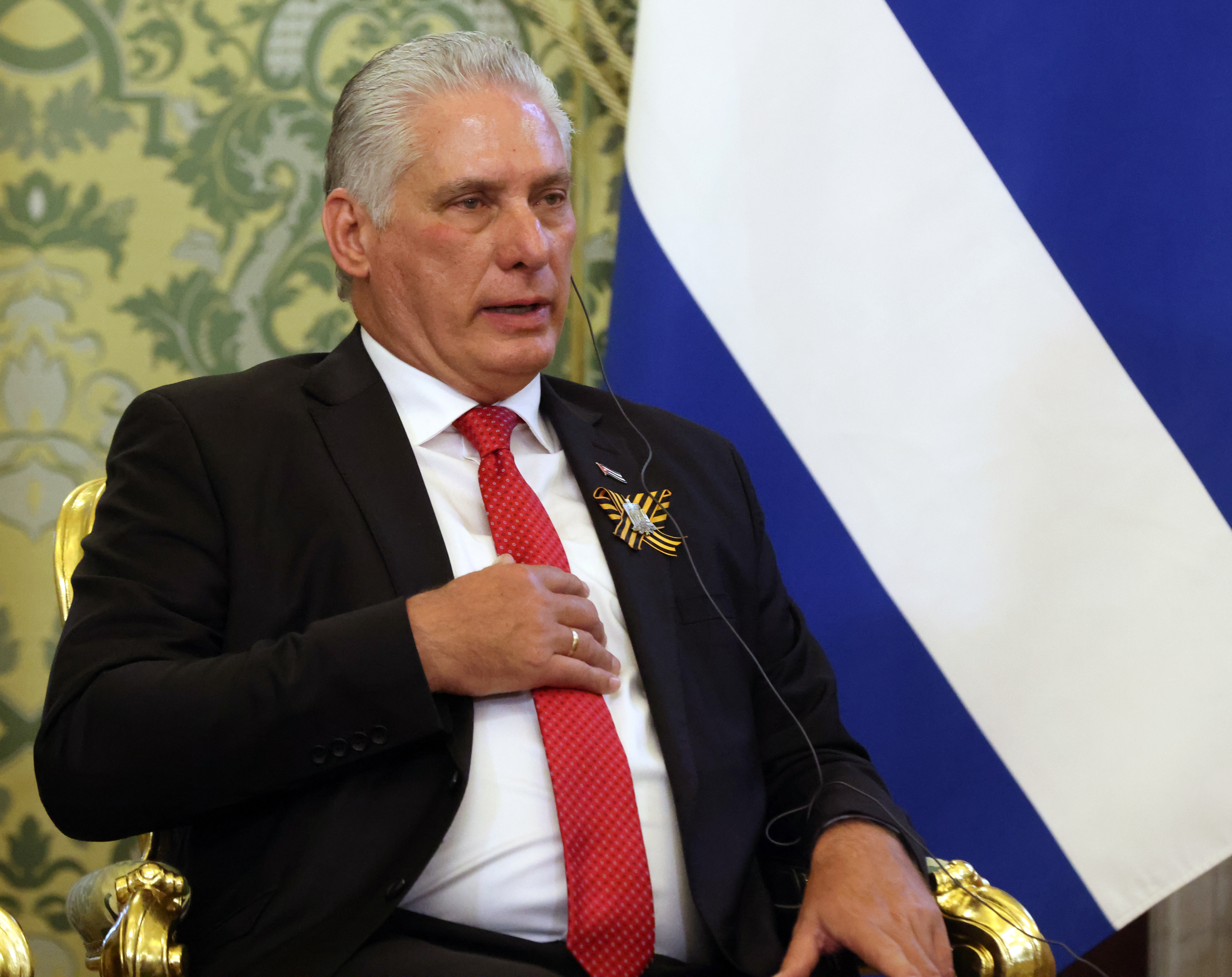 O dilema de Miguel: ou abre ou Cuba desaba – e ele se dá mal nos dois