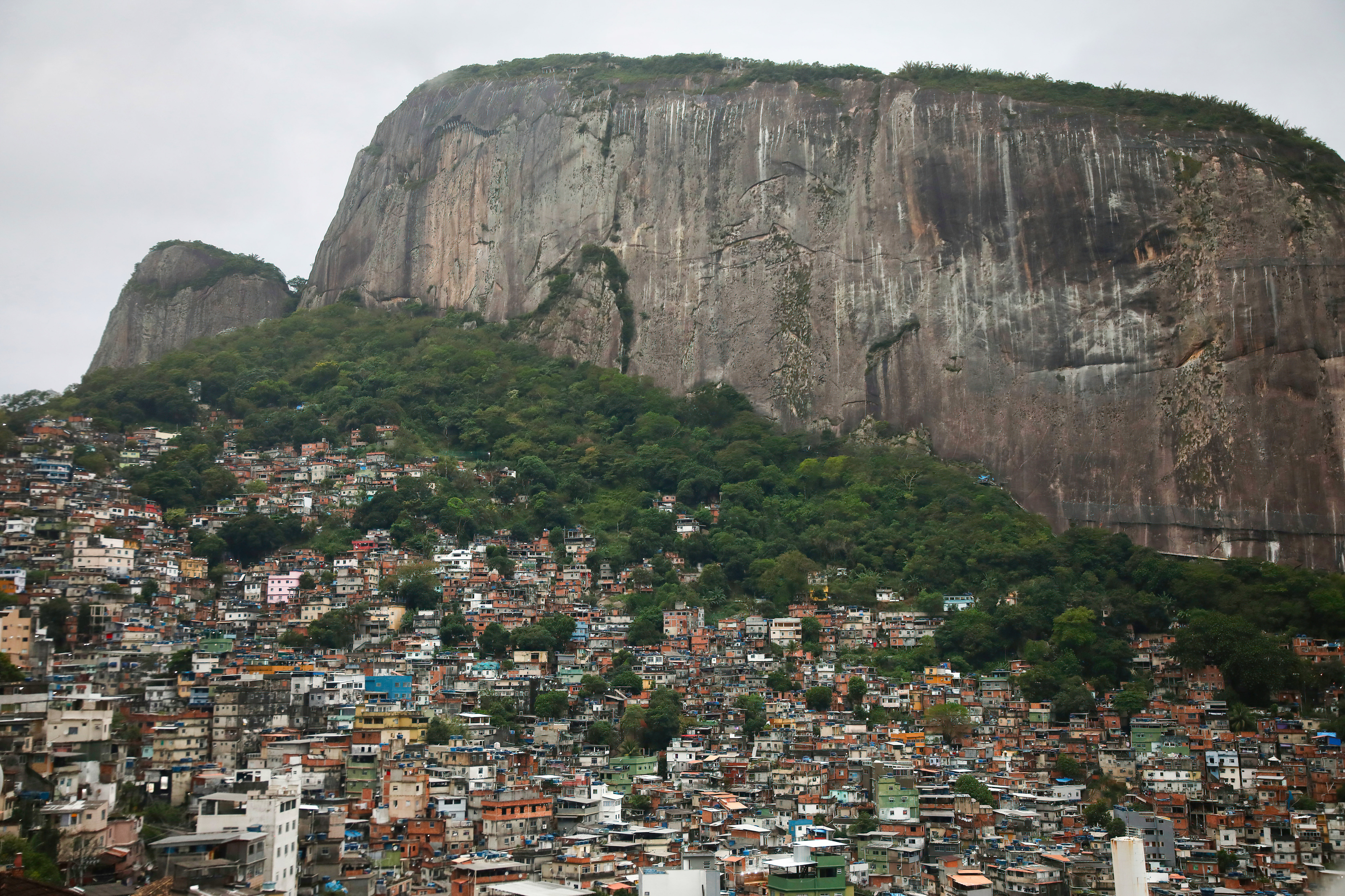Vista aérea da favela da Rocinha,, na Zona Sul do Rio: cidade é cercada por encostas