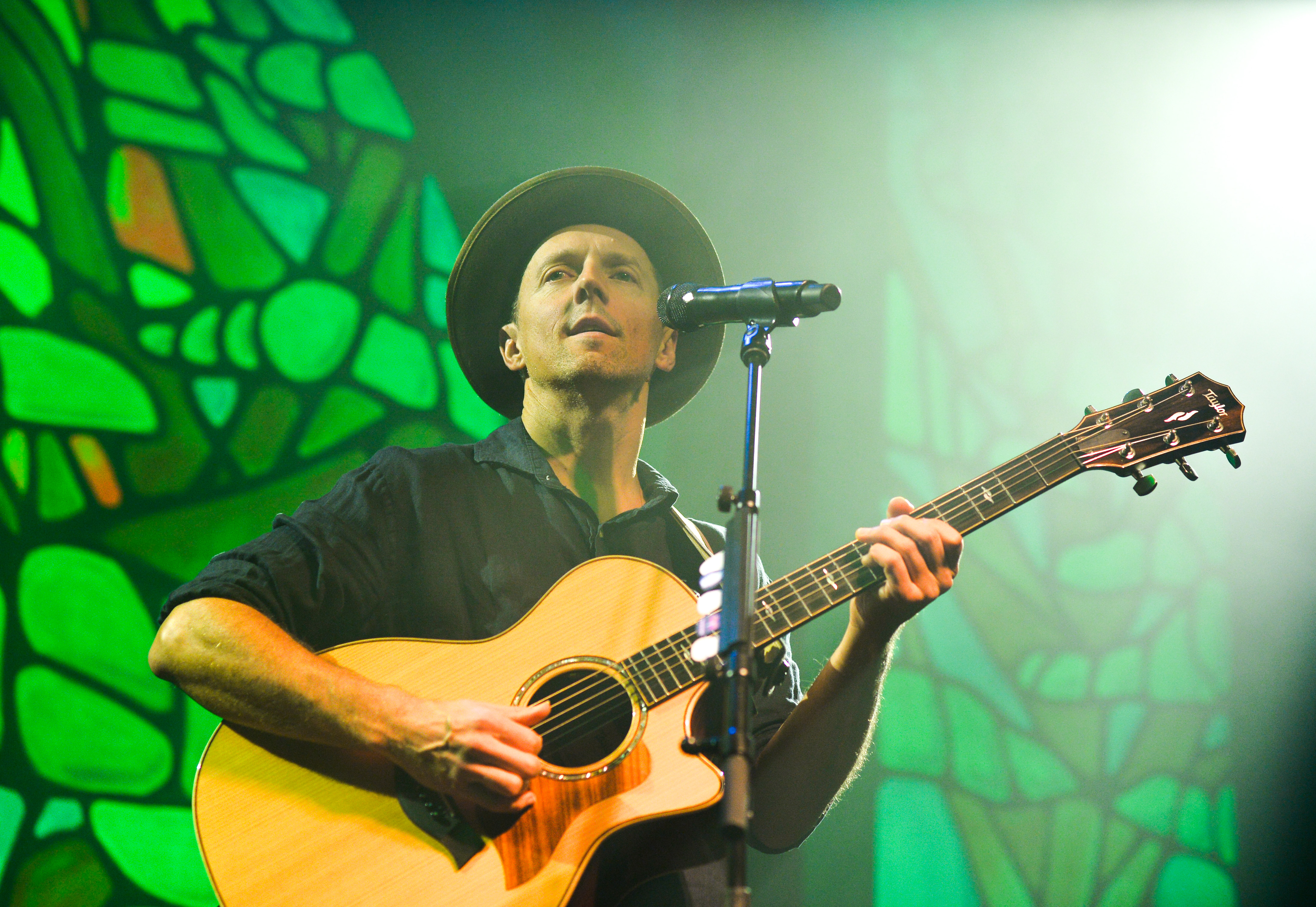 Jason Mraz durante show em outubro de 2025