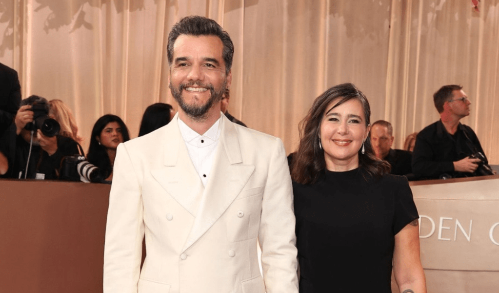 Globo de Ouro: A elegância de Wagner Moura com esposa no tapete vermelho