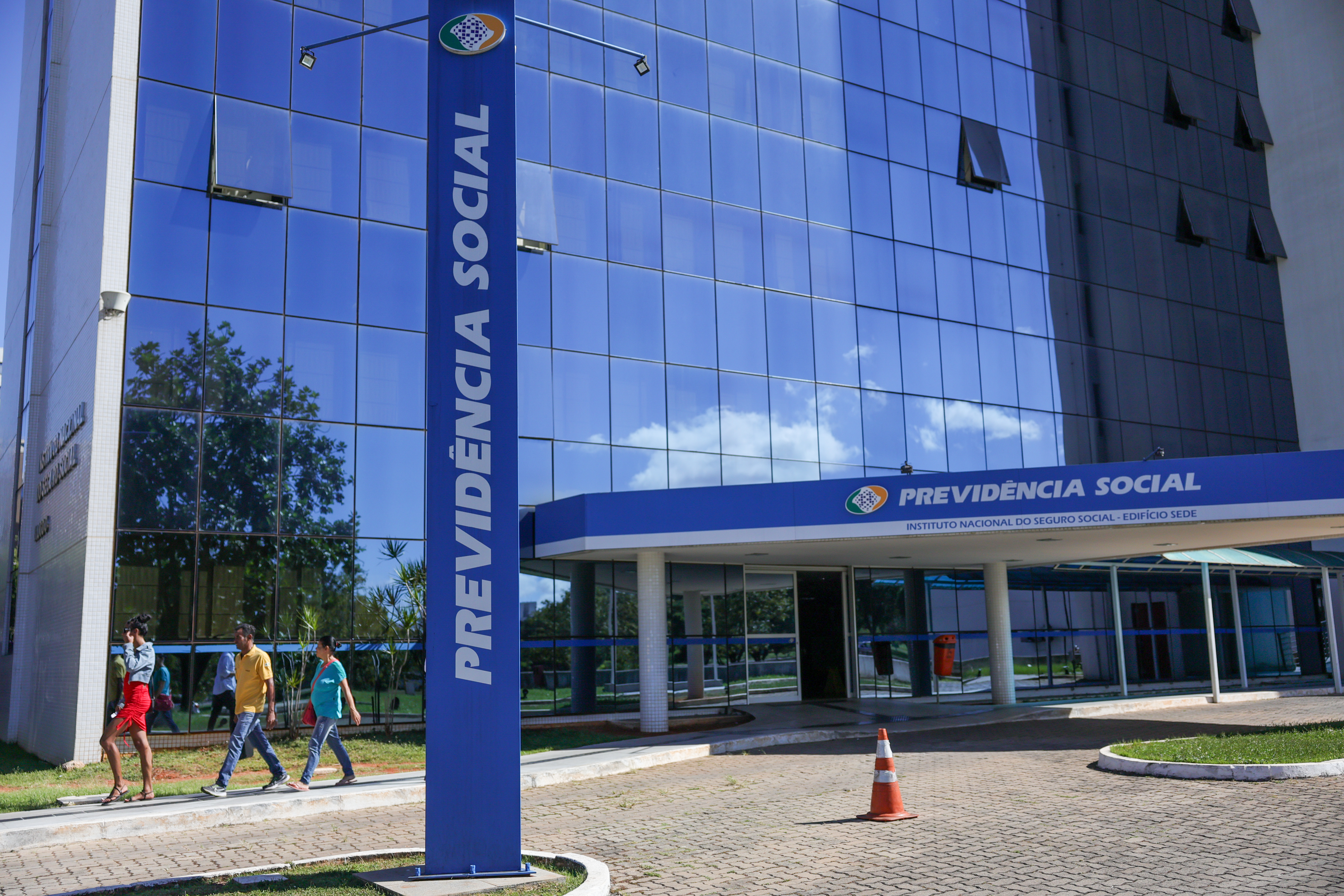 INSS paga benefícios de até R$ 8.475 até amanhã; veja se você recebe