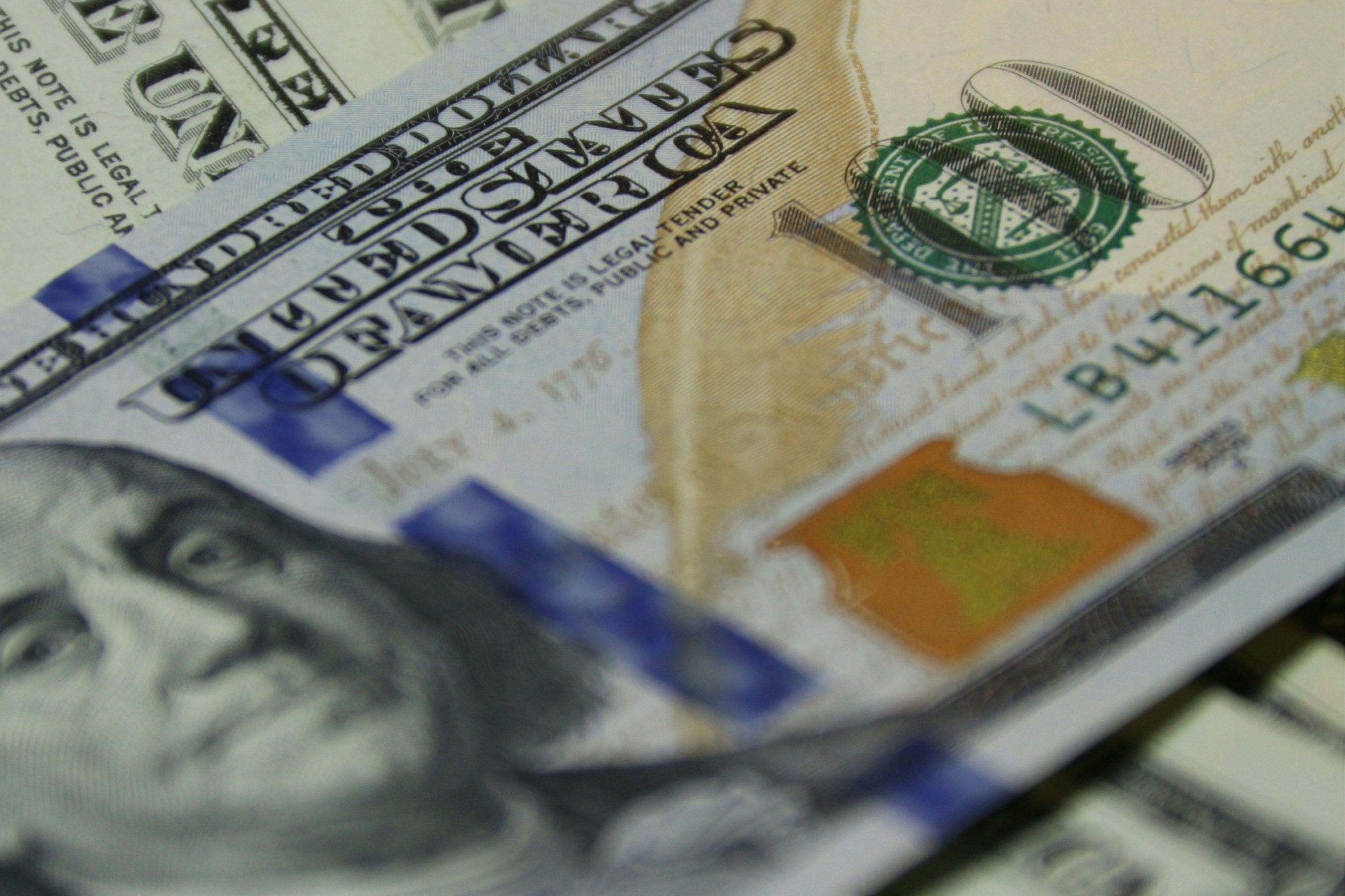 Dólar acelera ganhos com mercado atento ao tarifaço e guerra do Irã