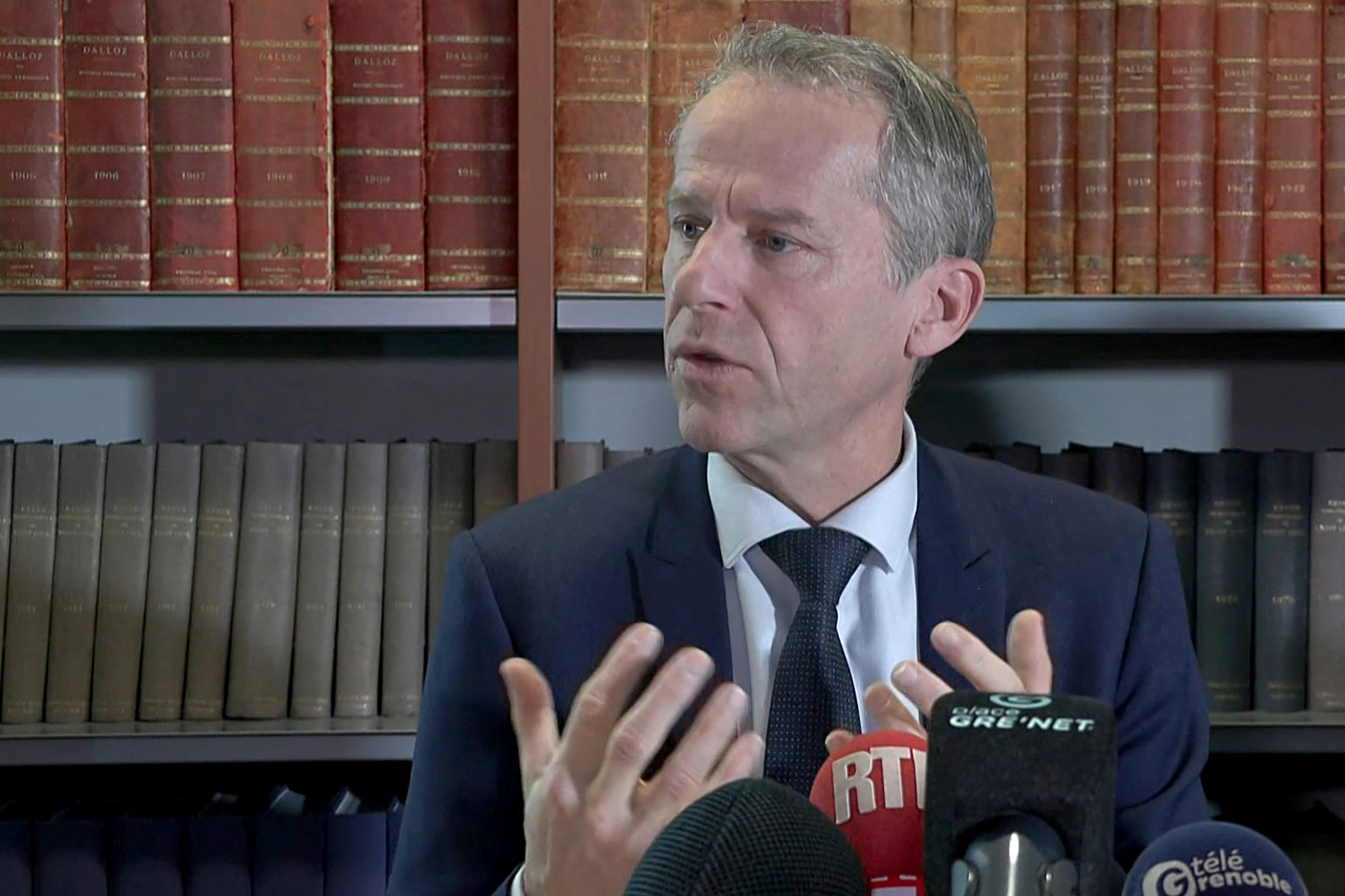 Após prender professor por abuso de 89 jovens, França diz haver vítimas em mais países