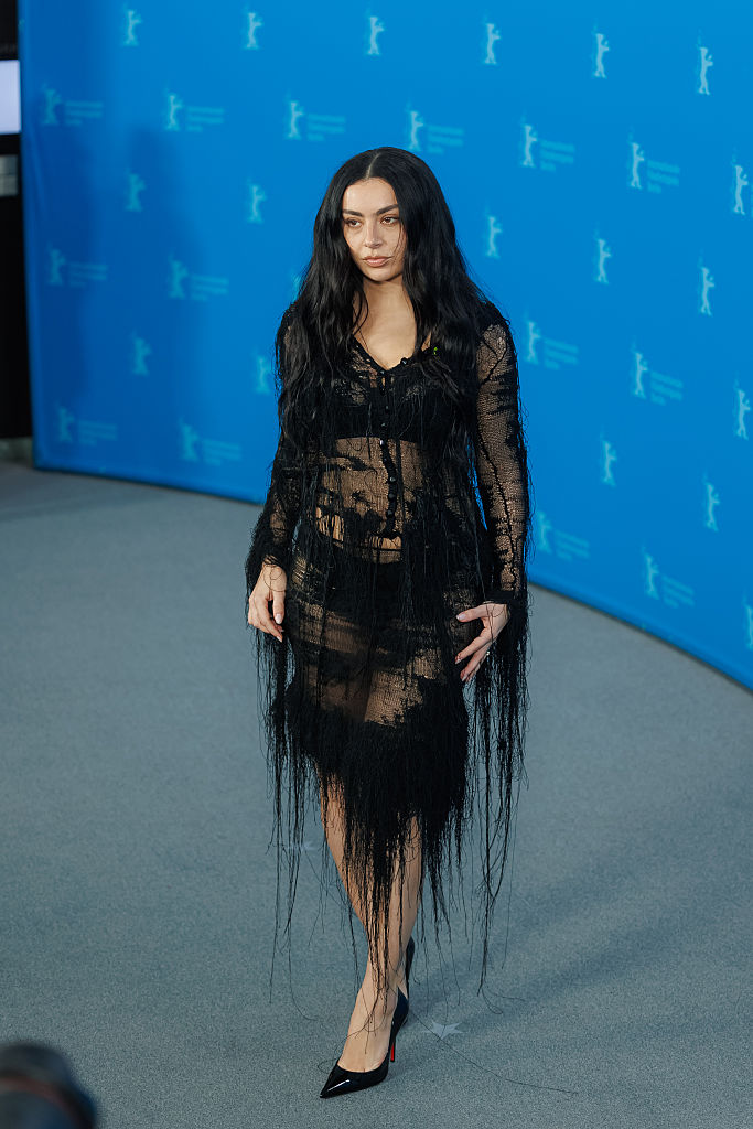 Charli XCX veste Lou de B&egrave;toly