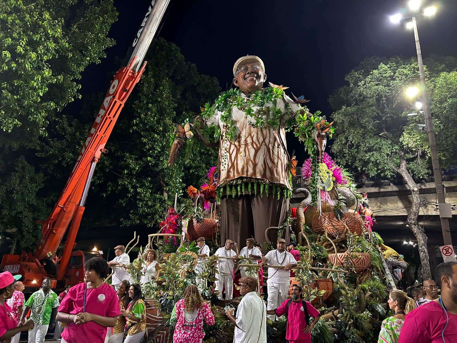 Com samba fraco, Mangueira apela para os encantos amapaenses
