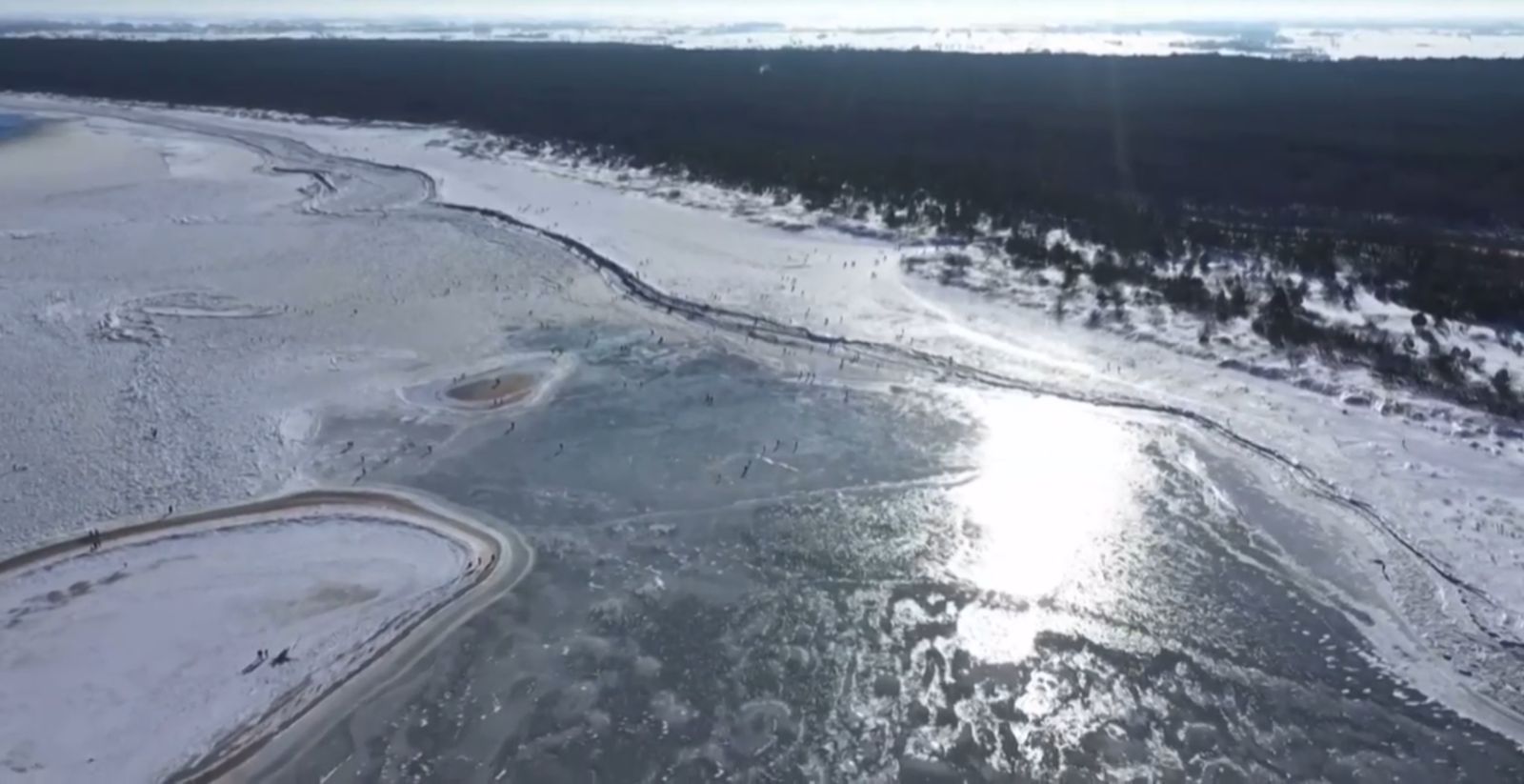 Vídeo: frio extremo congela rio e turistas e moradores caminham sobre gelo na Polônia