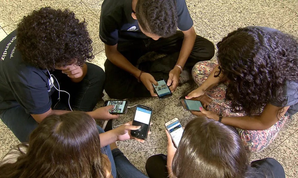 Projeto na Câmara proíbe redes sociais a menores de 16 anos