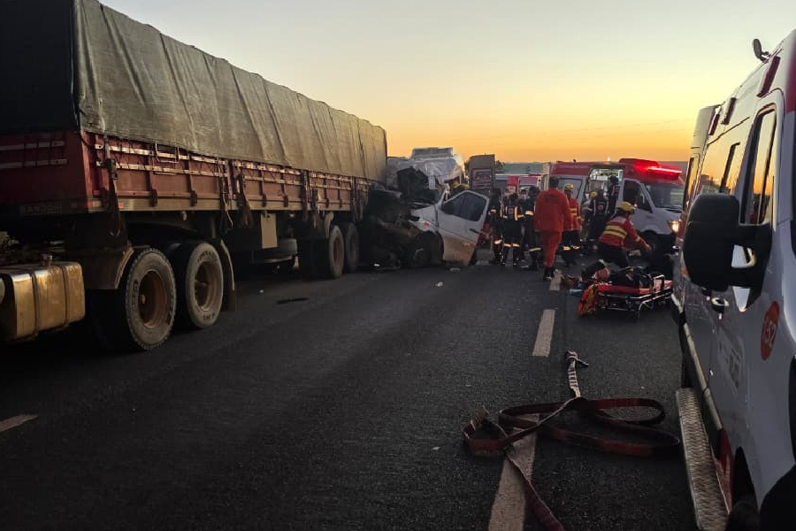 Van bate em caminhão e deixa cinco mortos na BR-020, entre Goiás e o Distrito Federal