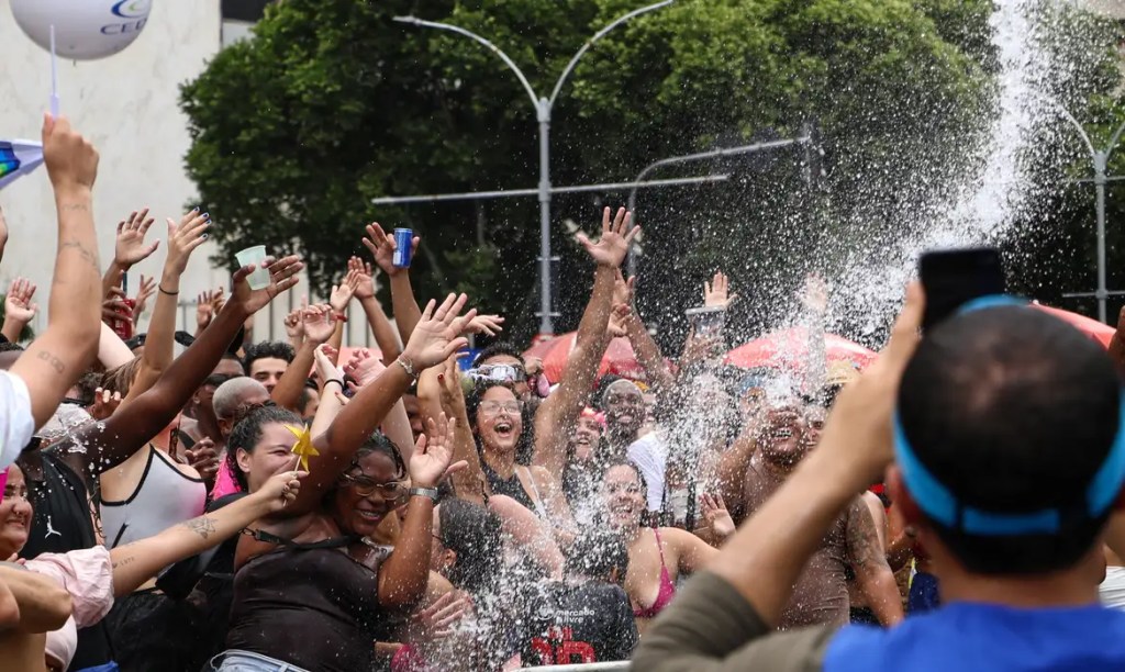 Quase 50% dos foliões já tiveram celular furtado no Carnaval, diz pesquisa