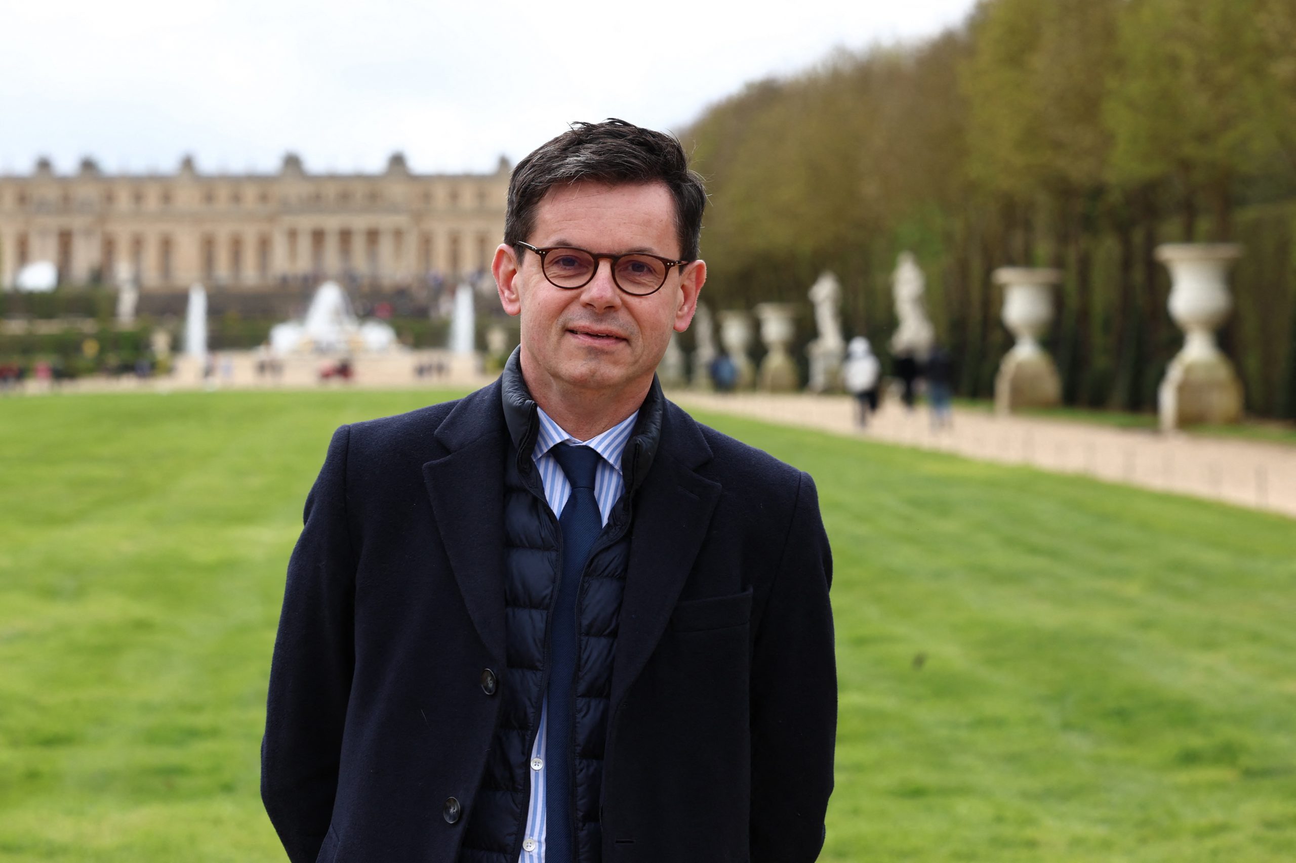 Quem é o novo diretor do Louvre, convocado para lidar com crises e roubo