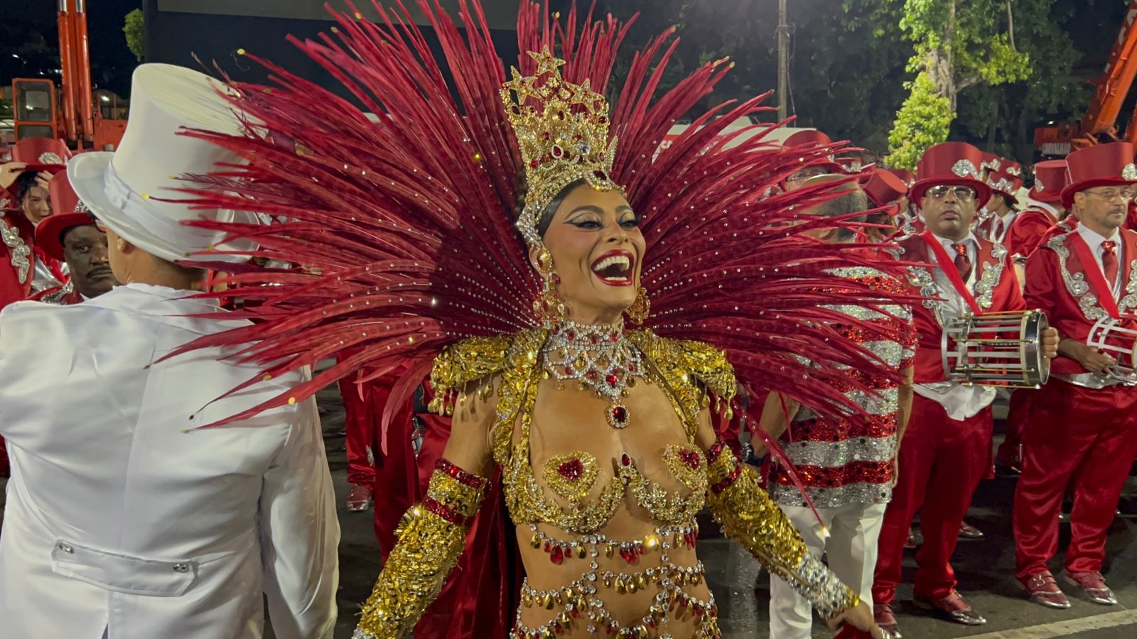 O sacode de Juliana Paes de volta à Sapucaí