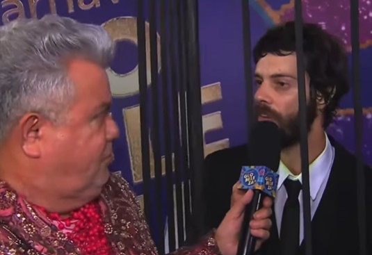 Milton Cunha interrompe influenciador e prefere papear com ‘ovelha’