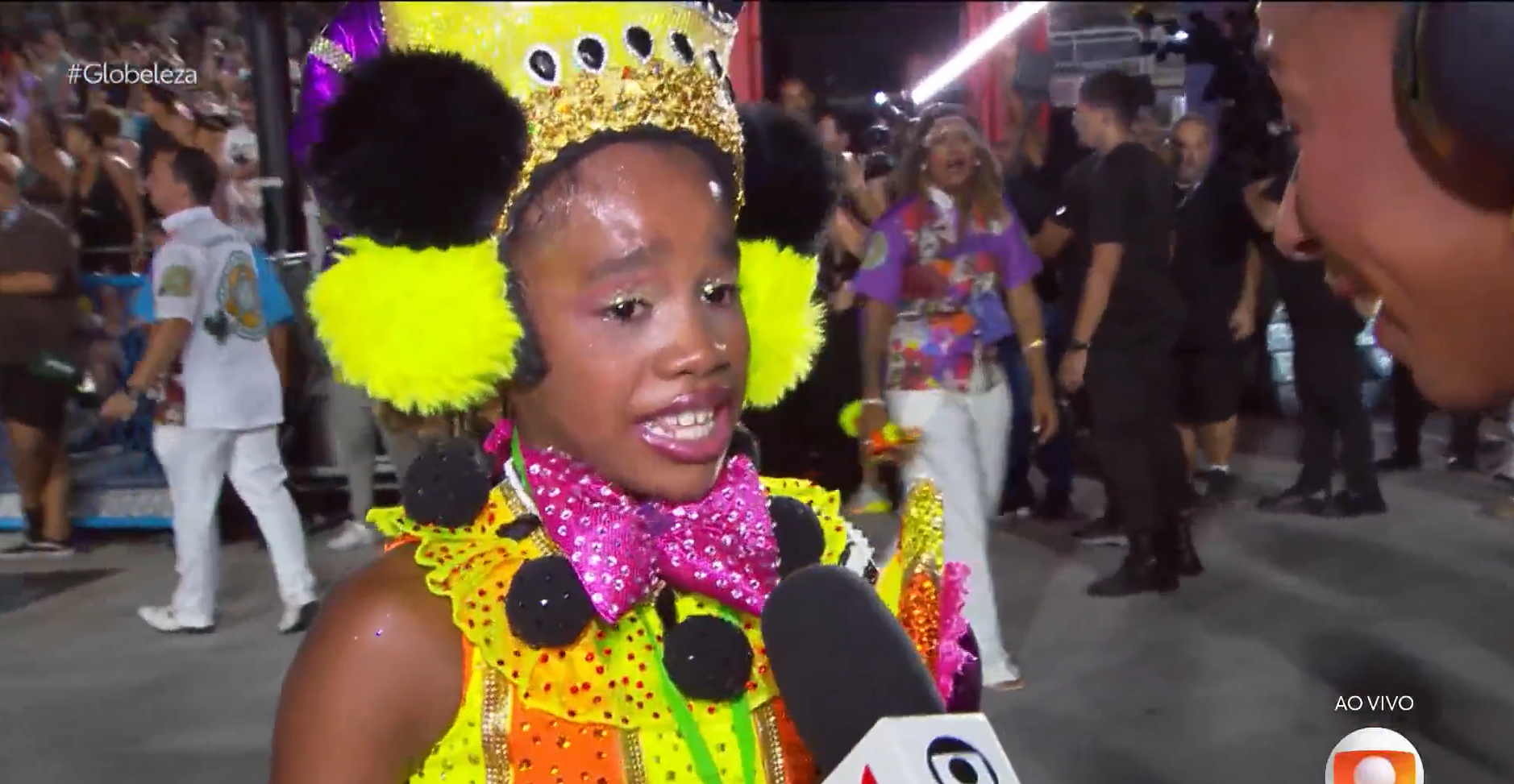 Mini integrante rouba a cena e emociona após desfile da Mocidade