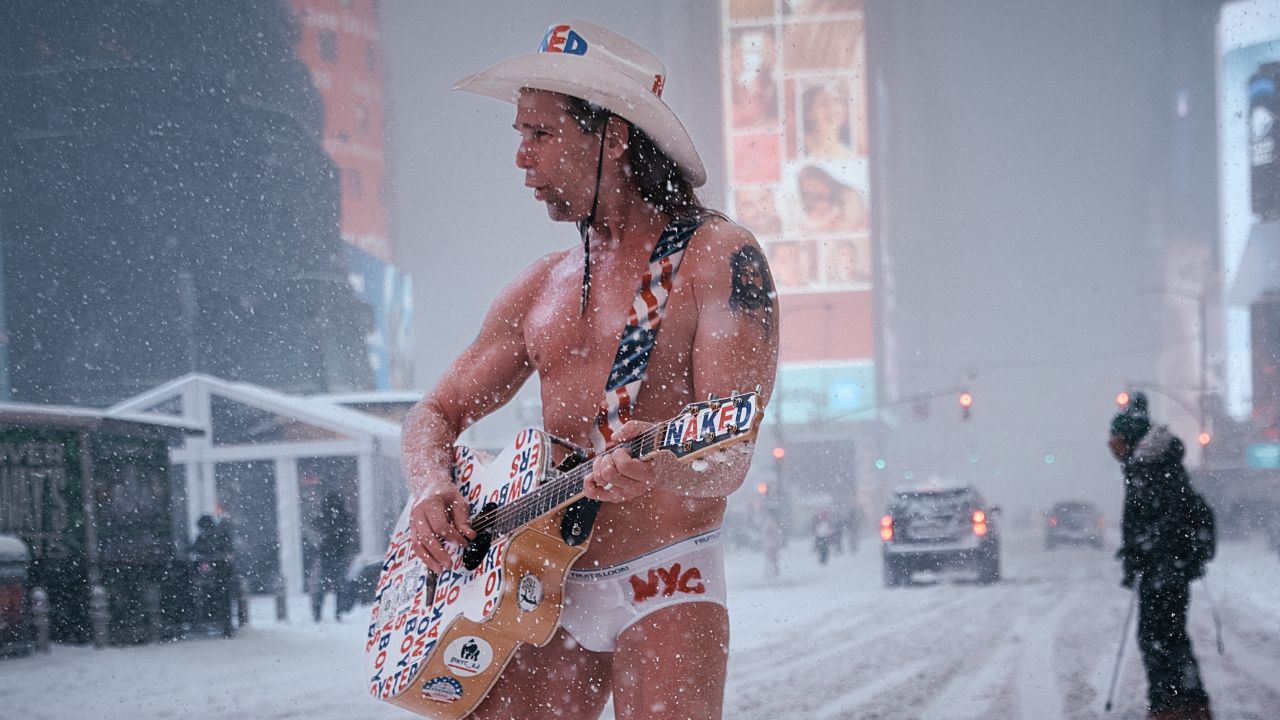 De sunga na neve: ‘Cowboy Nu’ desafia tempestade histórica em Nova York