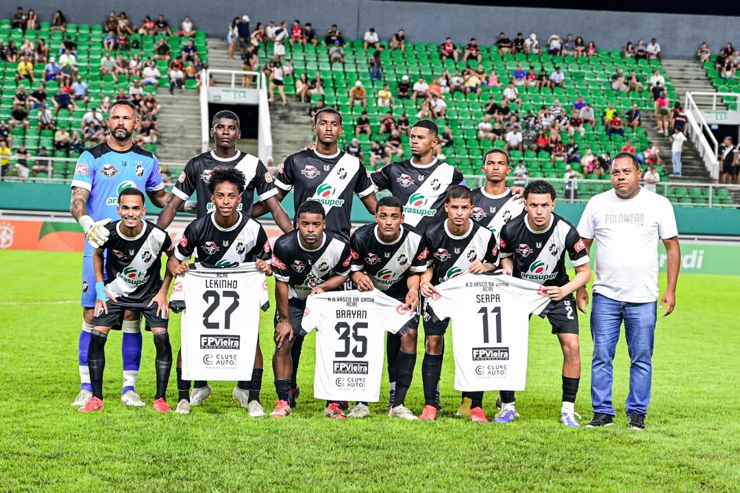 Retorno do goleiro Bruno tem pênaltis defendidos e homenagem a acusados de estupro