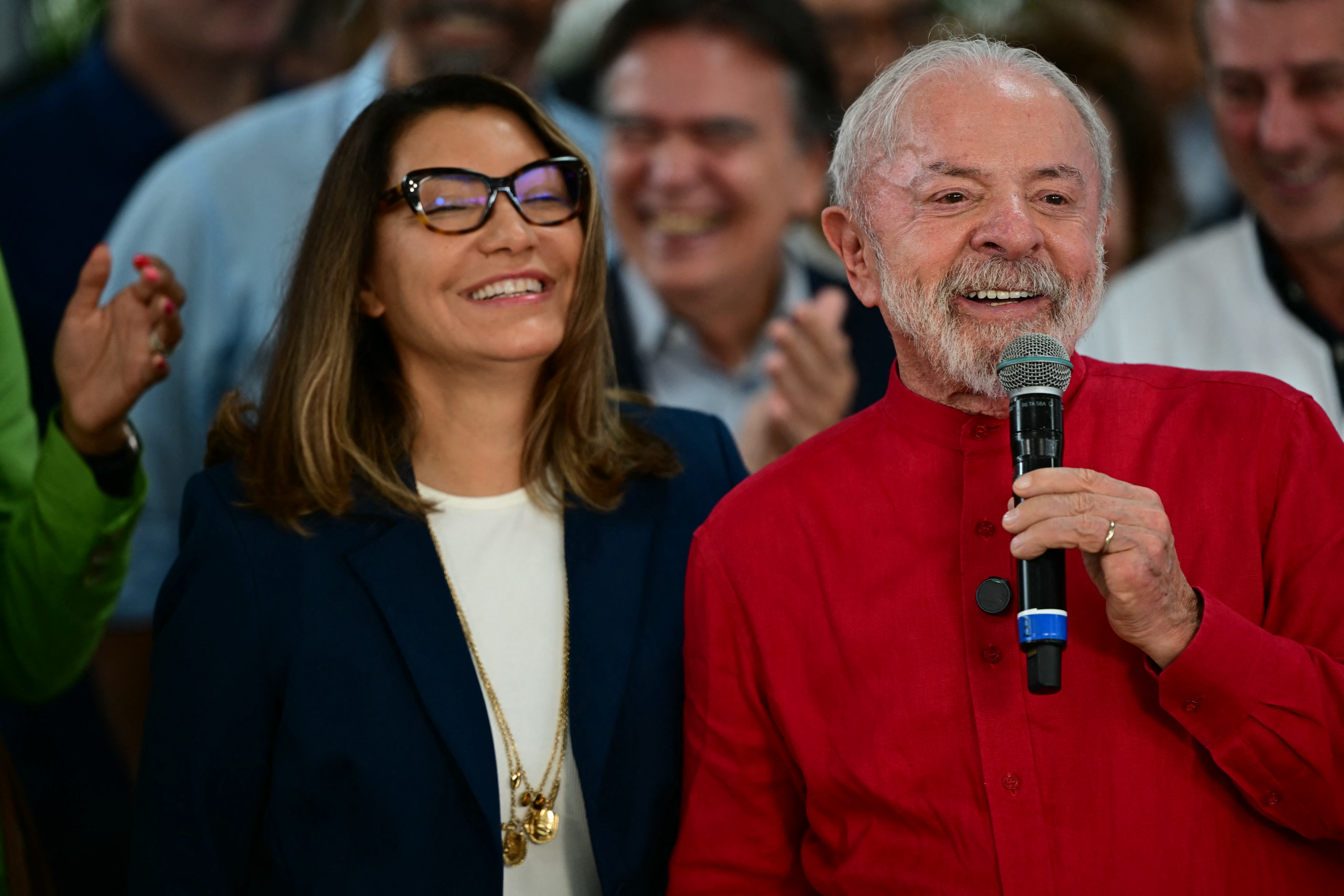Lula faz autocrítica por falta de discurso feminino em evento do PT e cede fala a Janja