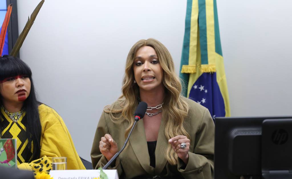 A reação da direita à vitória de Erika Hilton na Comissão dos Direitos da Mulher