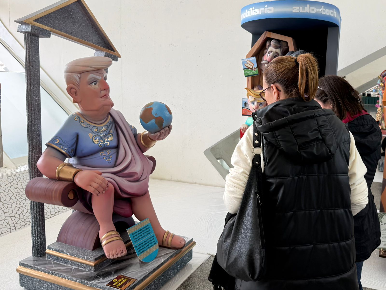 Como Trump é ridicularizado em exposição na Espanha