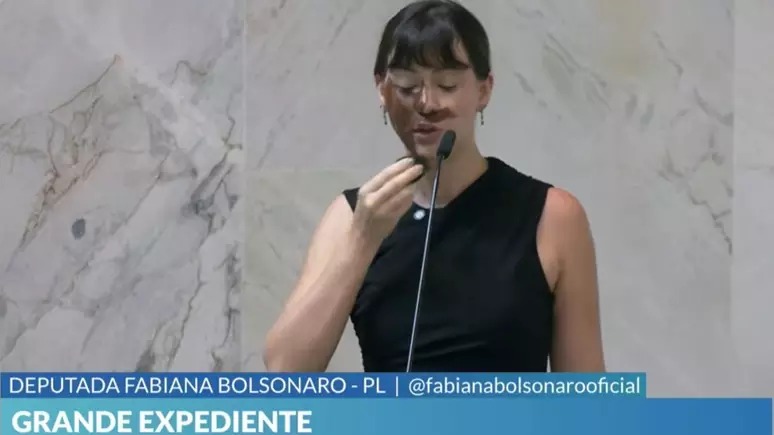 Deputada Fabiana Bolsonaro se pinta com tinta preta e gera discussão