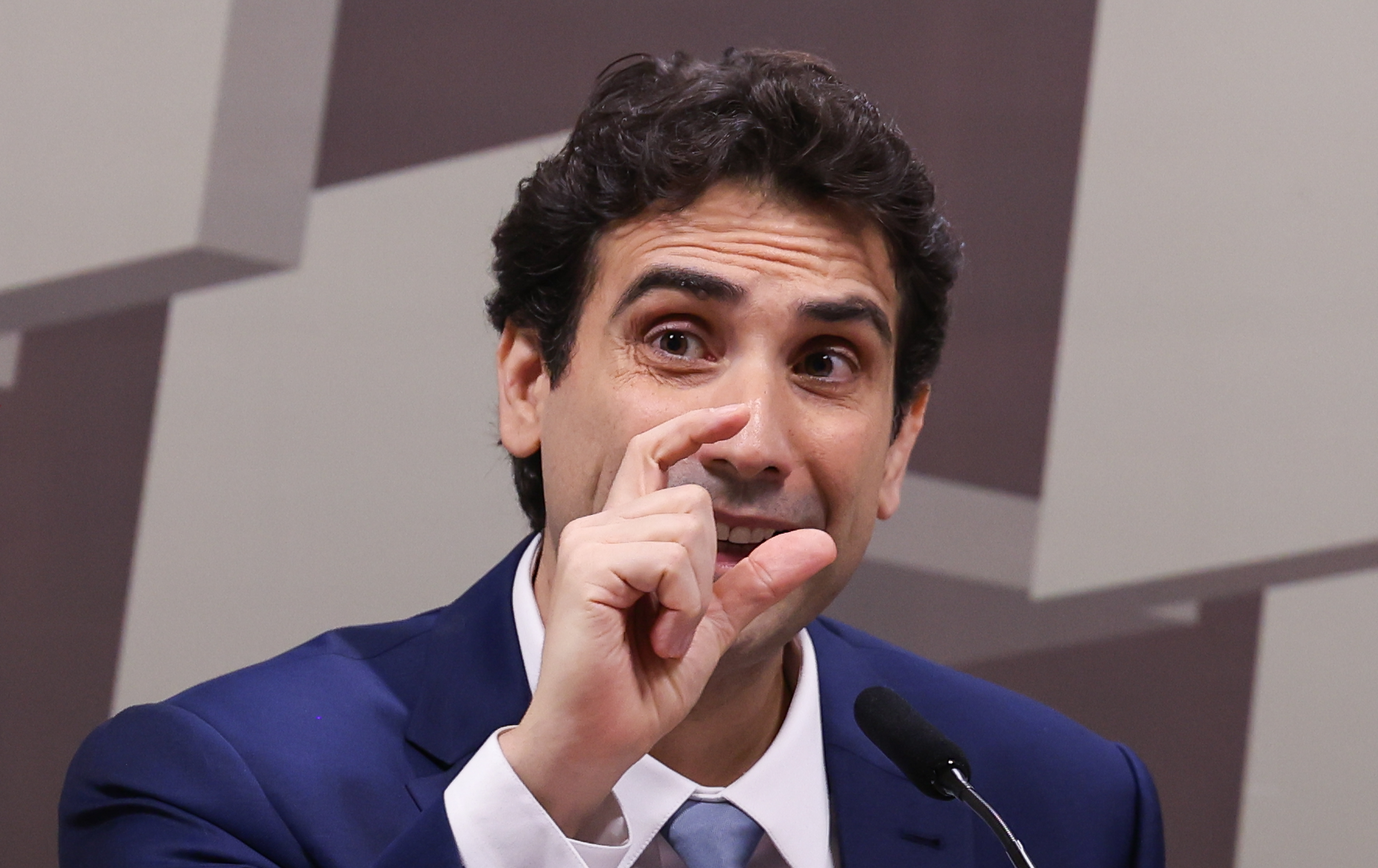 Galípolo alerta para avanço do endividamento e diz que BC prepara medidas para o crédito