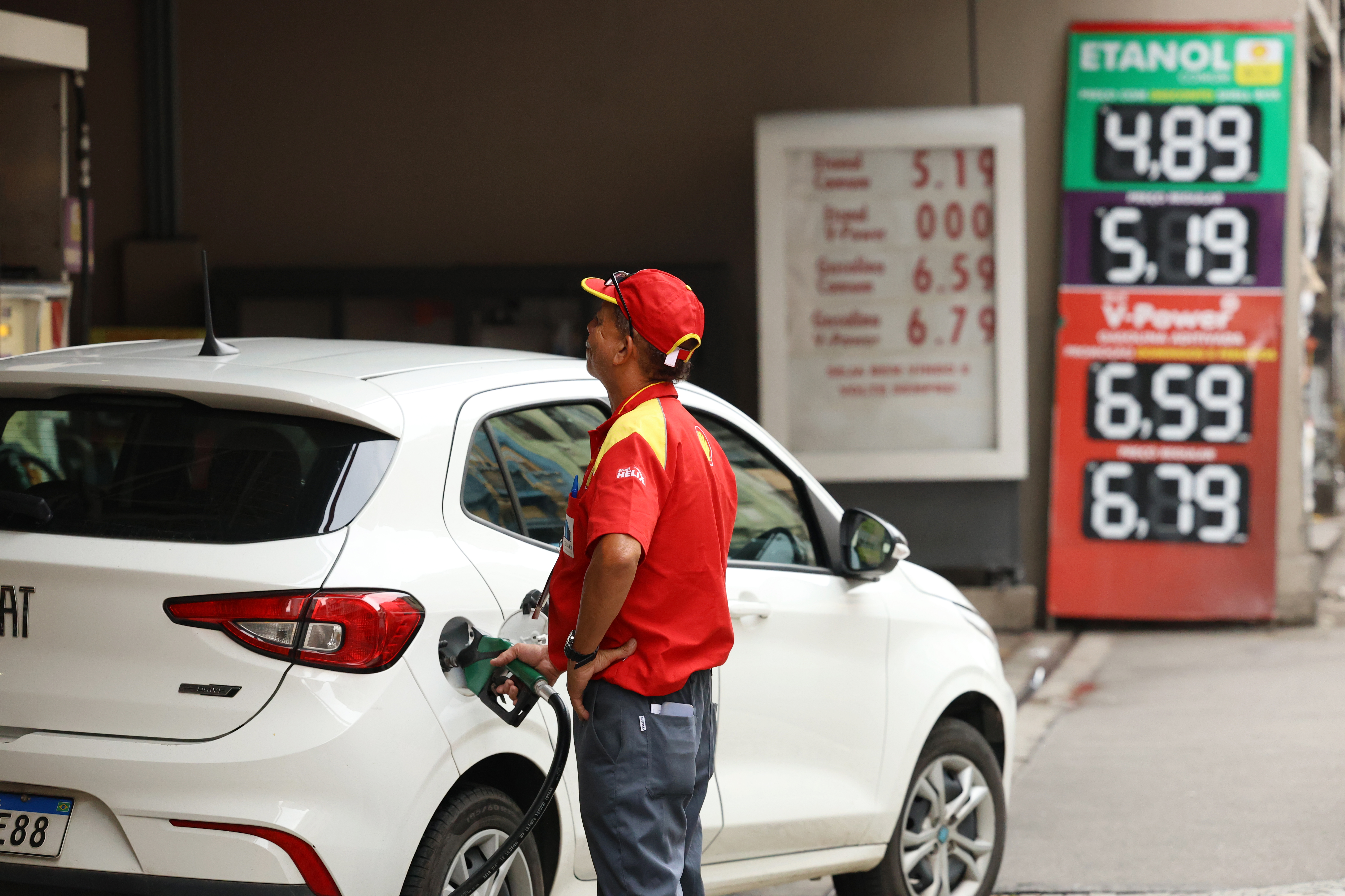 Governo estima gastar R$ 7 bi no mês com subsídios e pagar uma parte com petróleo