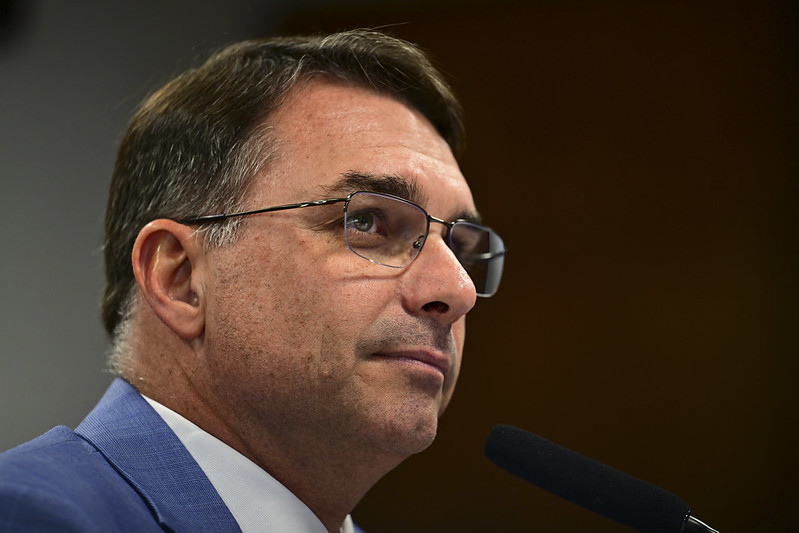 ‘A gente não vai desistir’, diz Flávio Bolsonaro ao defender anistia ampla após eleições