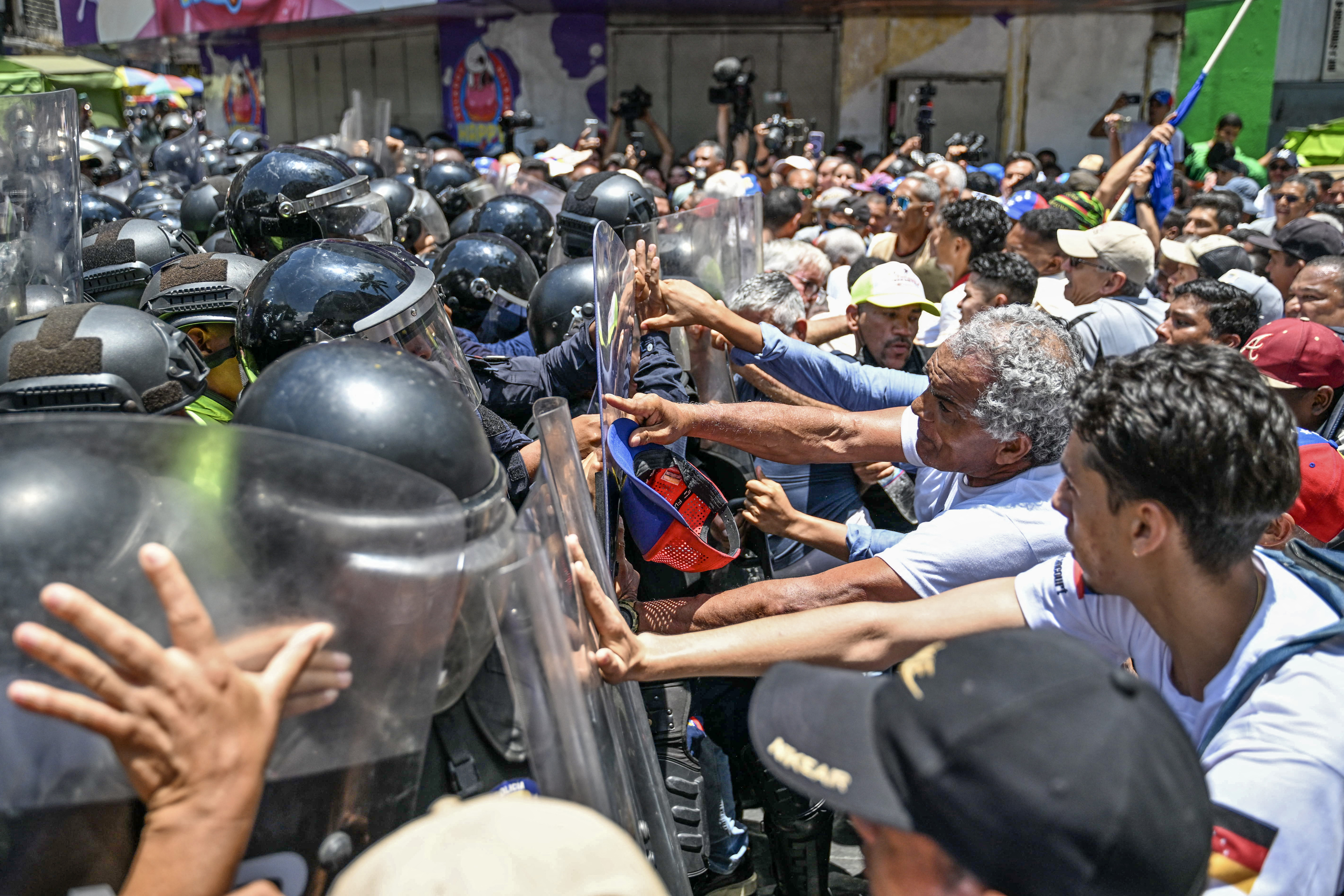 Manifestantes vão às ruas na Venezuela por melhores salários; polícia reprime com gás
